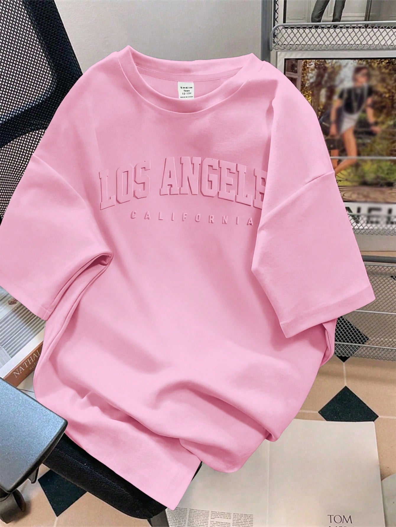 EZwear Plus Size Casual Minimalist Pink English Text Embossed Pattern Round Neck Short Sleeve Loose Fit Plus Size T-Shirt
