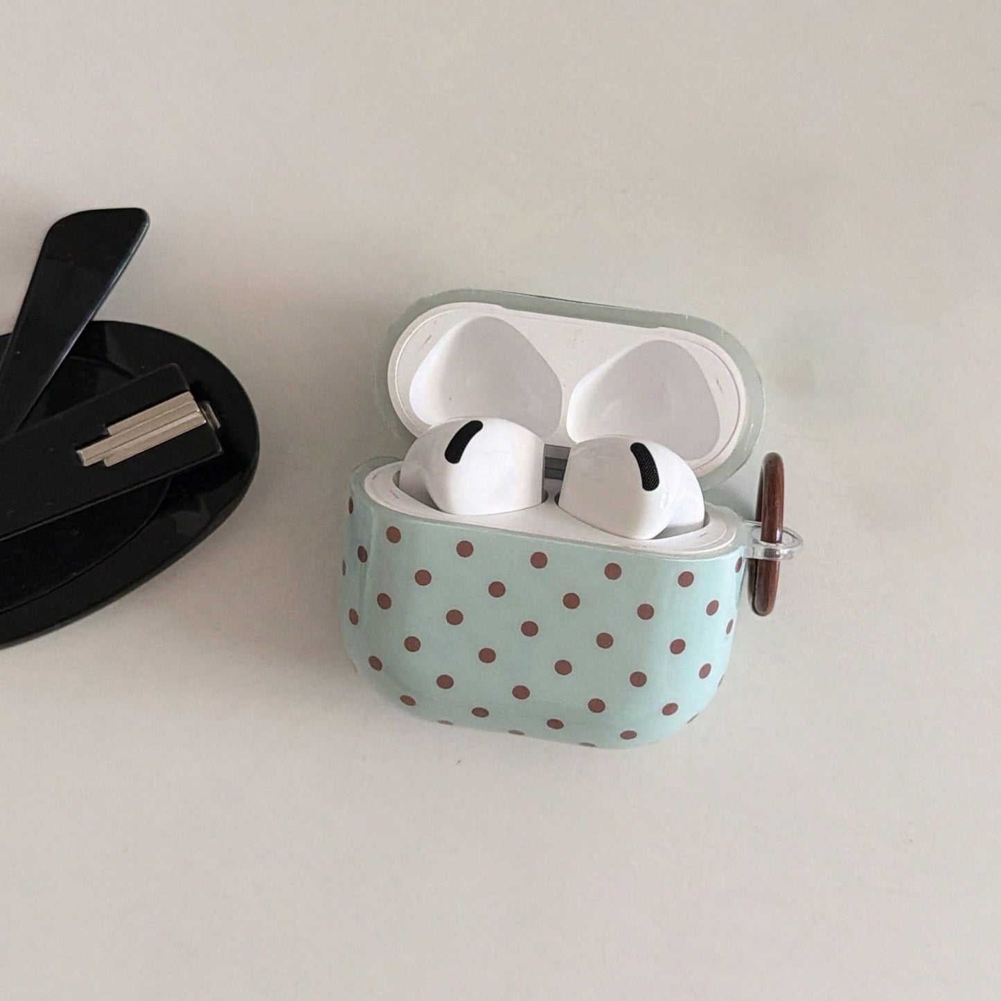 Minimalist Korean/European/American Mint Green With Brown Polka Dot Earphone Case With Hanging Ring, Compatible With Apple AirPodsPro3 Case/AirPodsPro2 Case/AirPodsPro Case/AirPods4 Case/AirPods3 Case