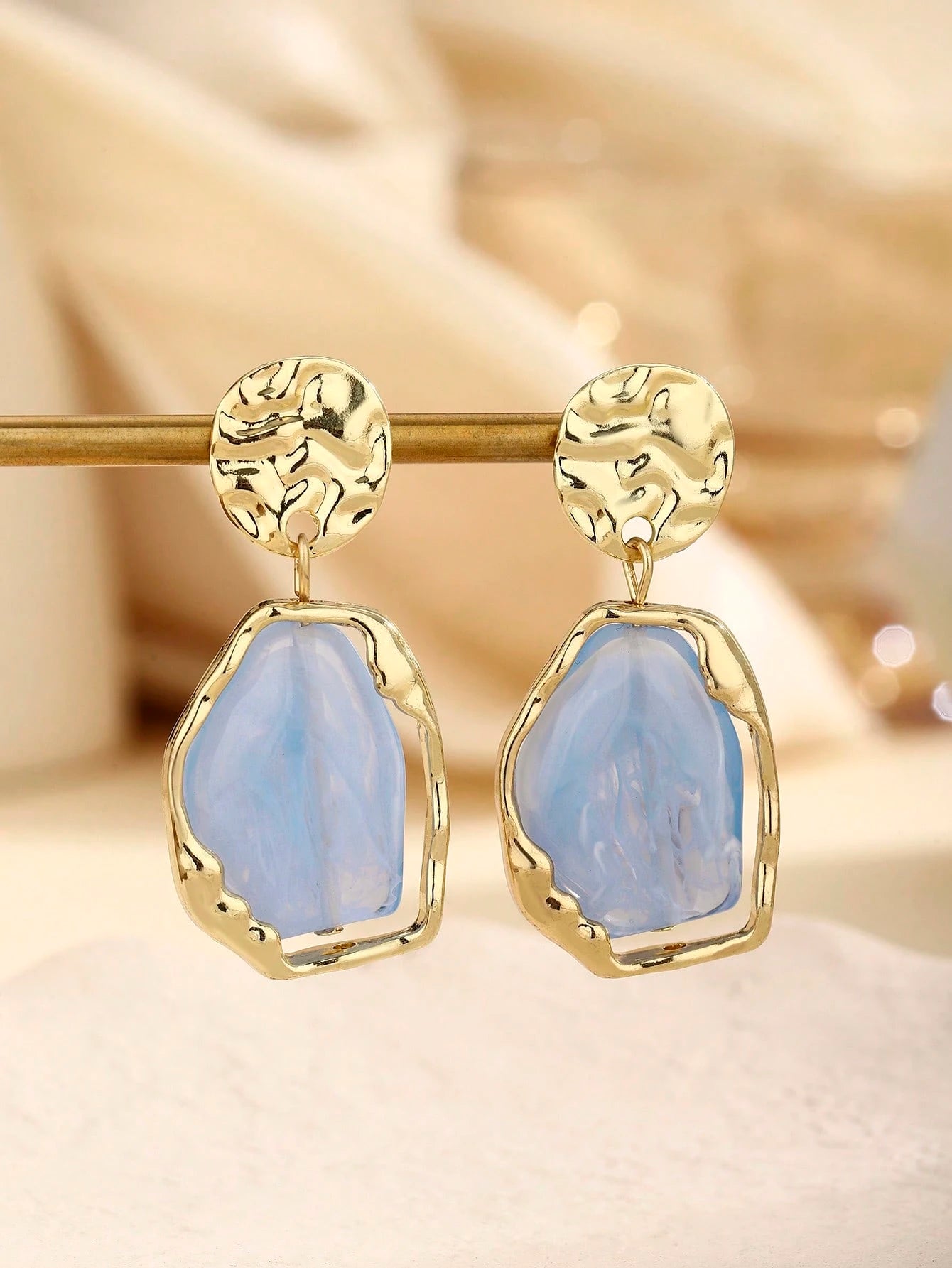 1 Pair Asymmetrical Geometric Resin Pendant Earrings For Women, Gold-Plated Hammered Texture Pendant Earrings, Suitable For Party, Wedding And Daily Wear, Chic & Elegant