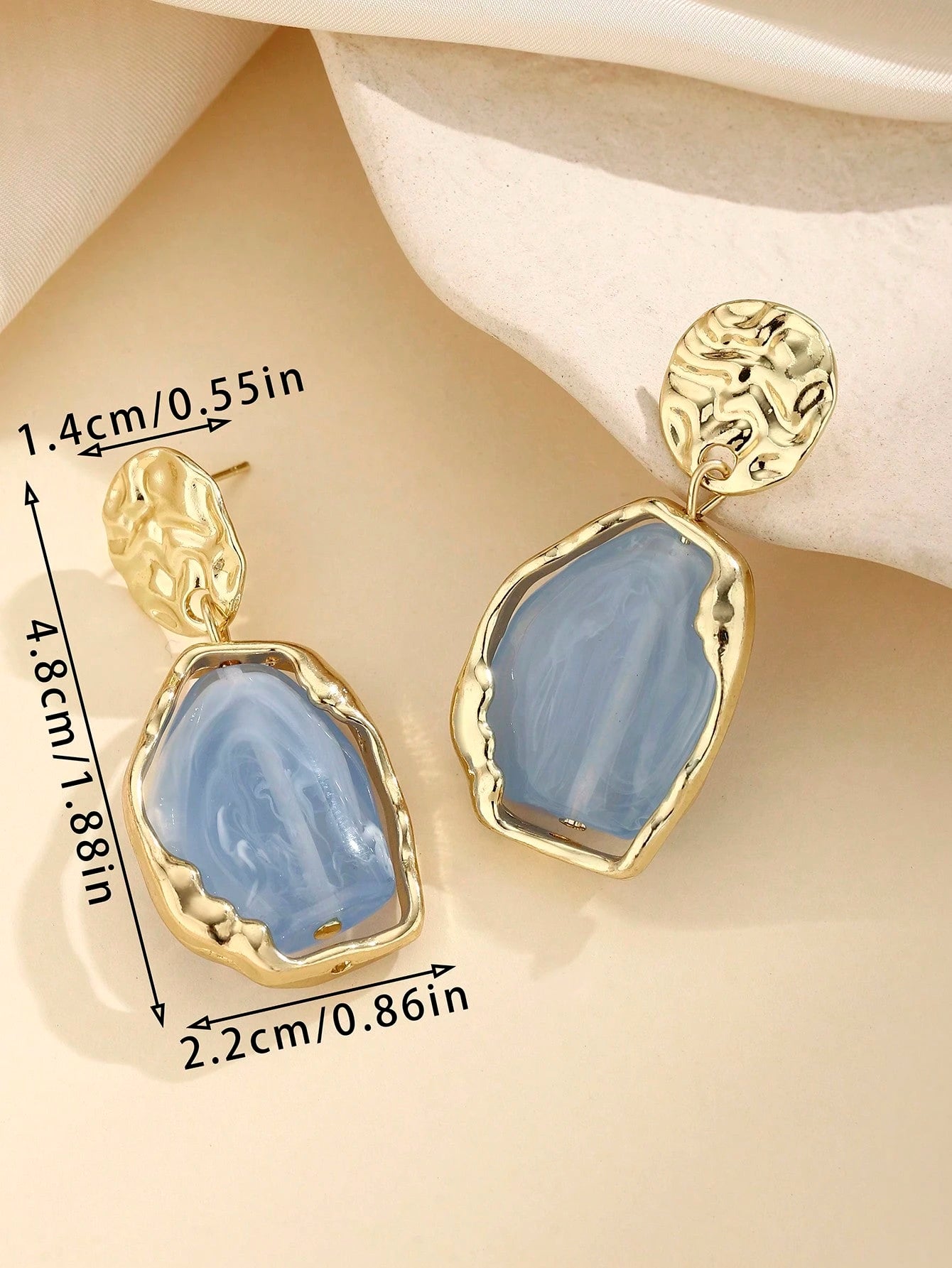 1 Pair Asymmetrical Geometric Resin Pendant Earrings For Women, Gold-Plated Hammered Texture Pendant Earrings, Suitable For Party, Wedding And Daily Wear, Chic & Elegant