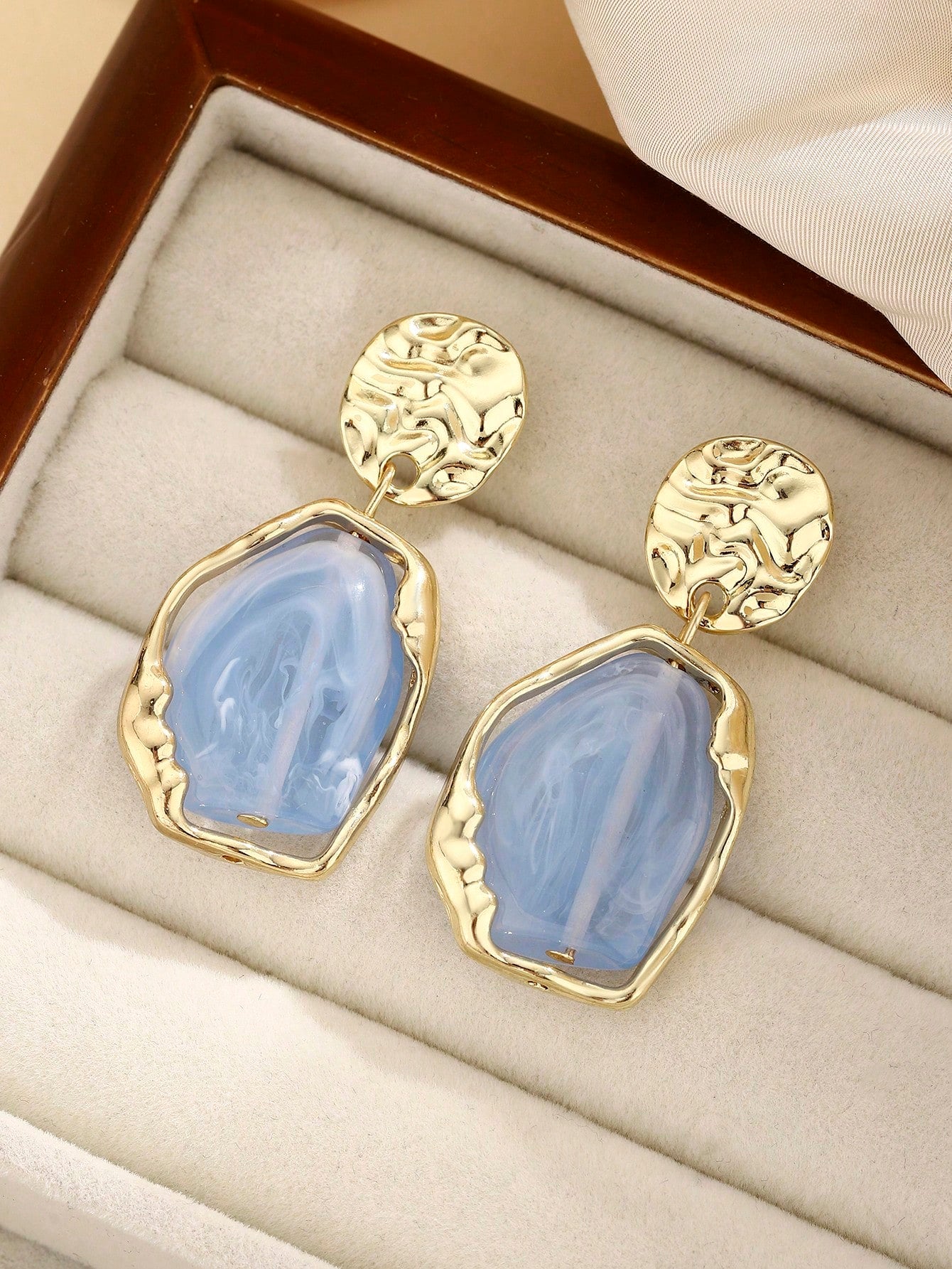 1 Pair Asymmetrical Geometric Resin Pendant Earrings For Women, Gold-Plated Hammered Texture Pendant Earrings, Suitable For Party, Wedding And Daily Wear, Chic & Elegant