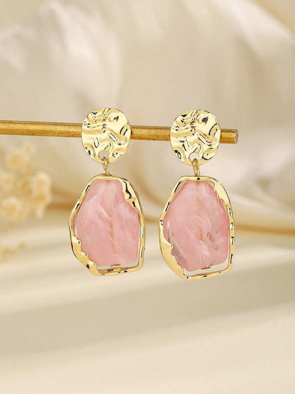 1 Pair Asymmetrical Geometric Resin Pendant Earrings For Women, Gold-Plated Hammered Texture Pendant Earrings, Suitable For Party, Wedding And Daily Wear, Chic & Elegant