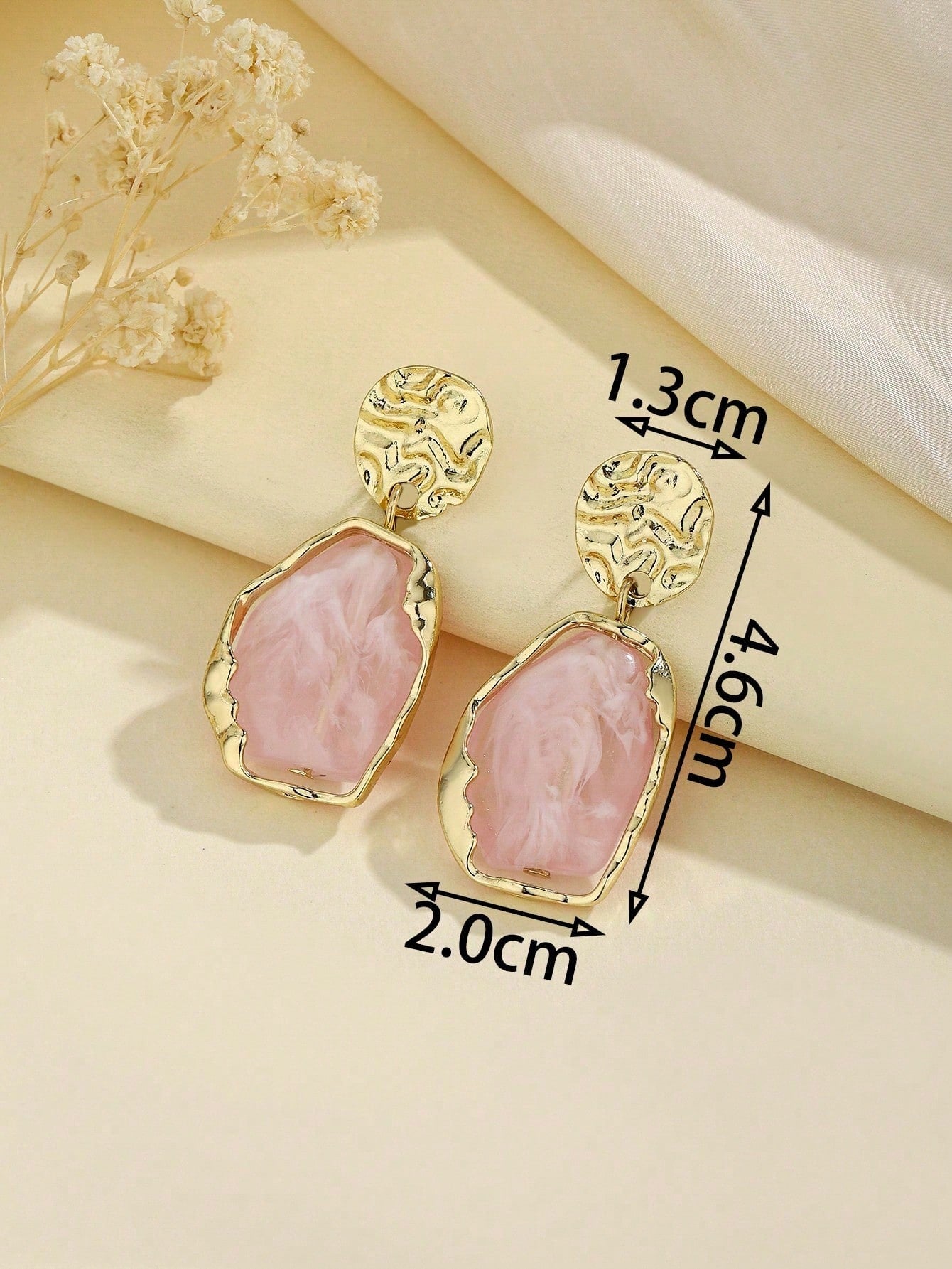 1 Pair Asymmetrical Geometric Resin Pendant Earrings For Women, Gold-Plated Hammered Texture Pendant Earrings, Suitable For Party, Wedding And Daily Wear, Chic & Elegant