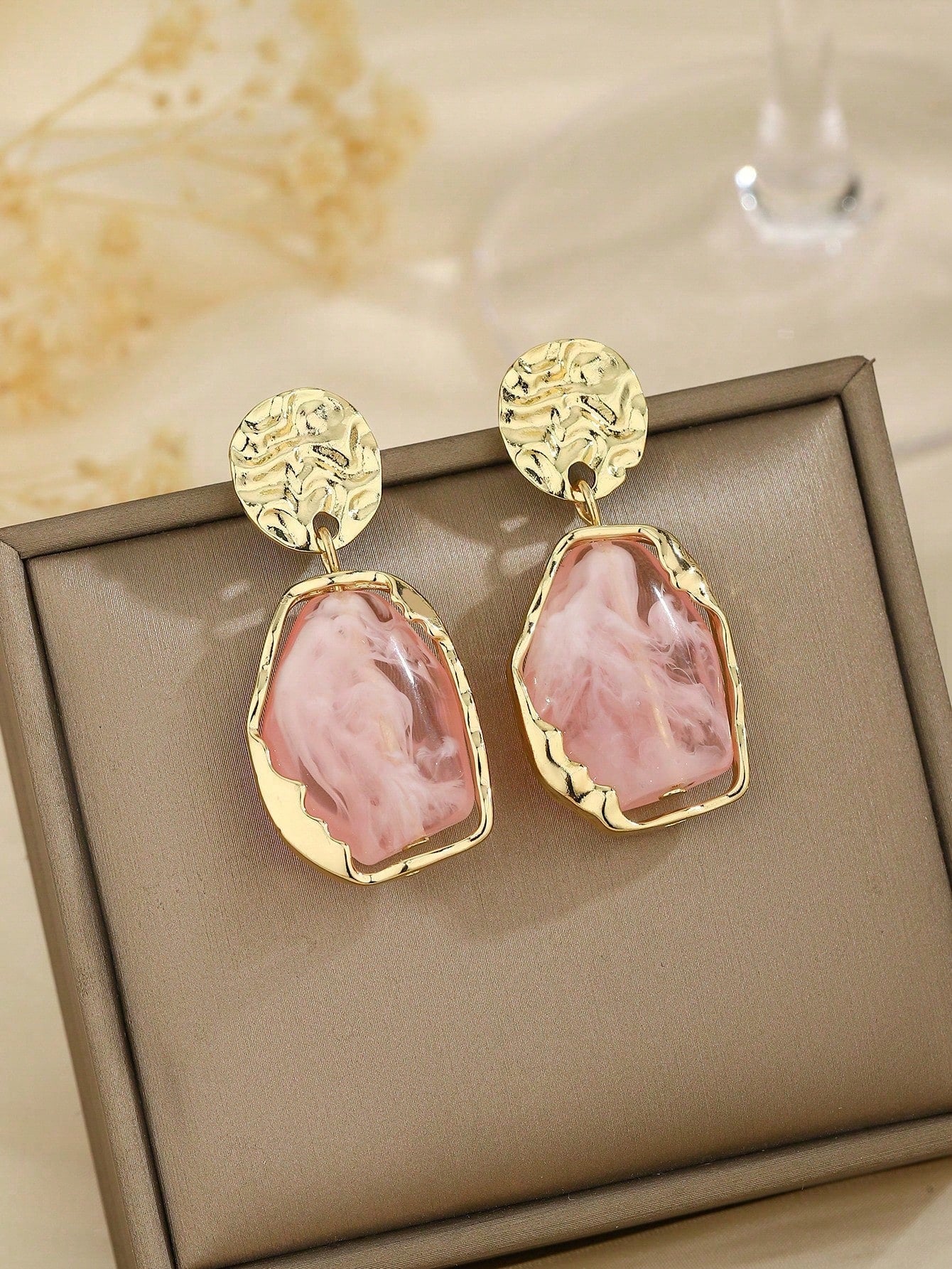 1 Pair Asymmetrical Geometric Resin Pendant Earrings For Women, Gold-Plated Hammered Texture Pendant Earrings, Suitable For Party, Wedding And Daily Wear, Chic & Elegant