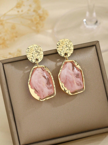 1 Pair Asymmetrical Geometric Resin Pendant Earrings For Women, Gold-Plated Hammered Texture Pendant Earrings, Suitable For Party, Wedding And Daily Wear, Chic & Elegant
