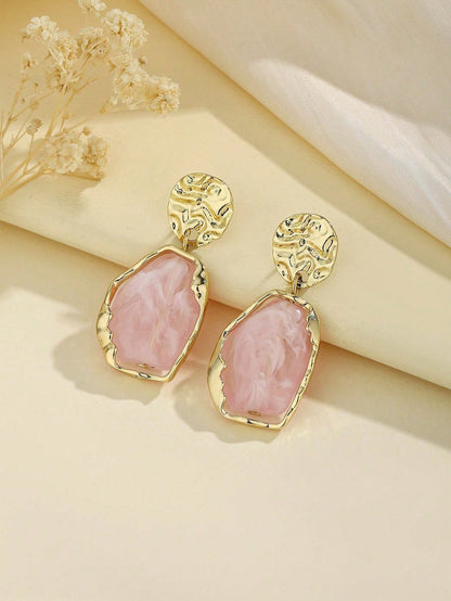 1 Pair Asymmetrical Geometric Resin Pendant Earrings For Women, Gold-Plated Hammered Texture Pendant Earrings, Suitable For Party, Wedding And Daily Wear, Chic & Elegant