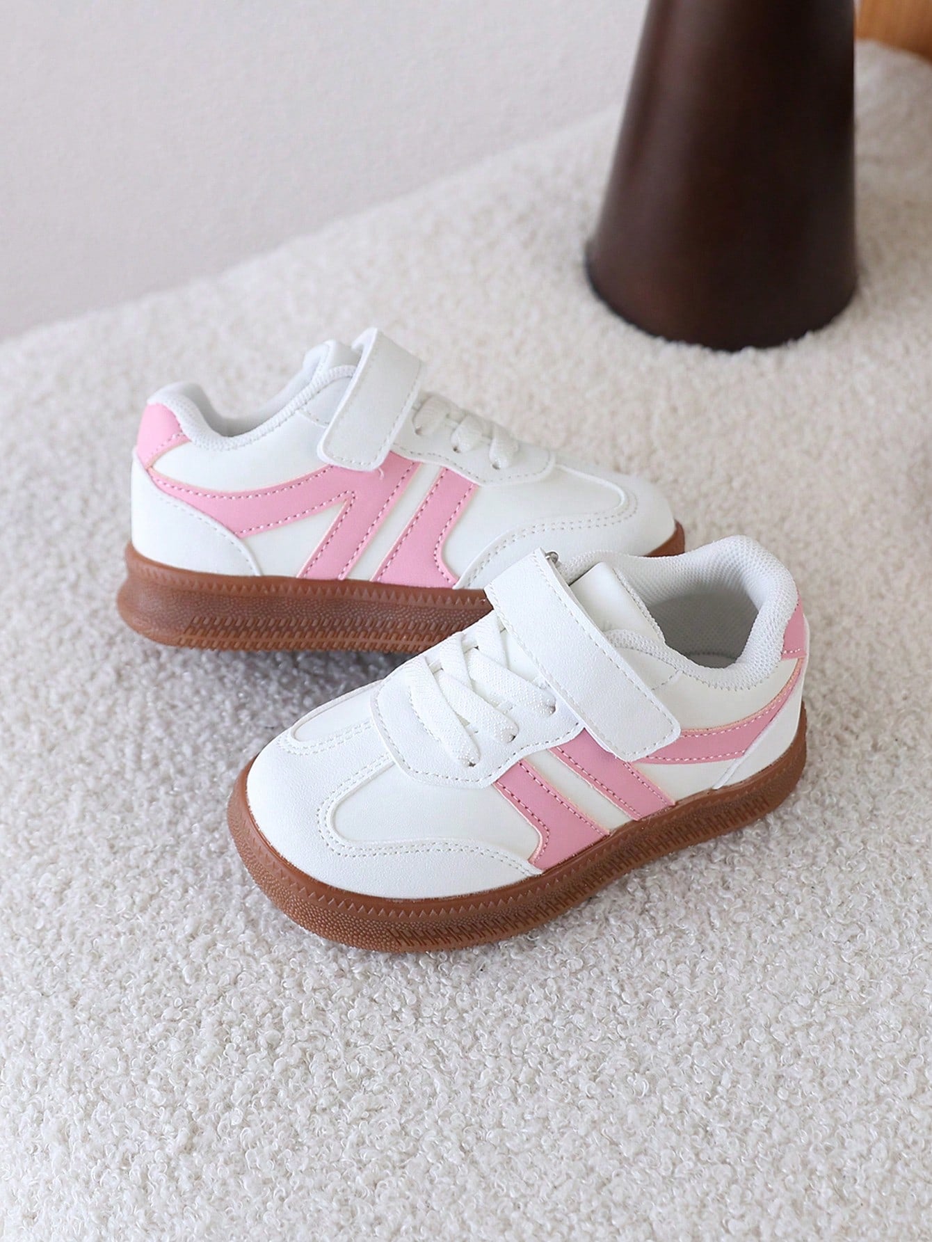 1 Pair Kids' Training Shoes, Hook And Loop Closure, Soft Sole, Anti-Slip, Lightweight, Versatile, Outdoor, Unisex Children's Skate Shoes