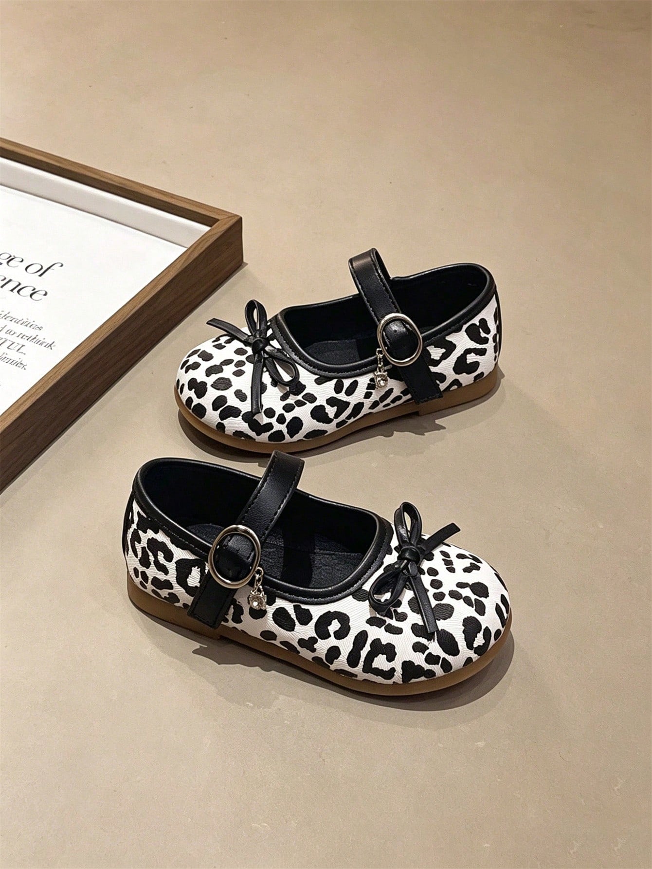 1 Pair White Cute Fashion Leopard Print Design + Massage Cushion Sole Design, Soft Bottom Anti-Slip Flat Baby Shoes Children Shoes, Suitable For Spring Summer Autumn Winter