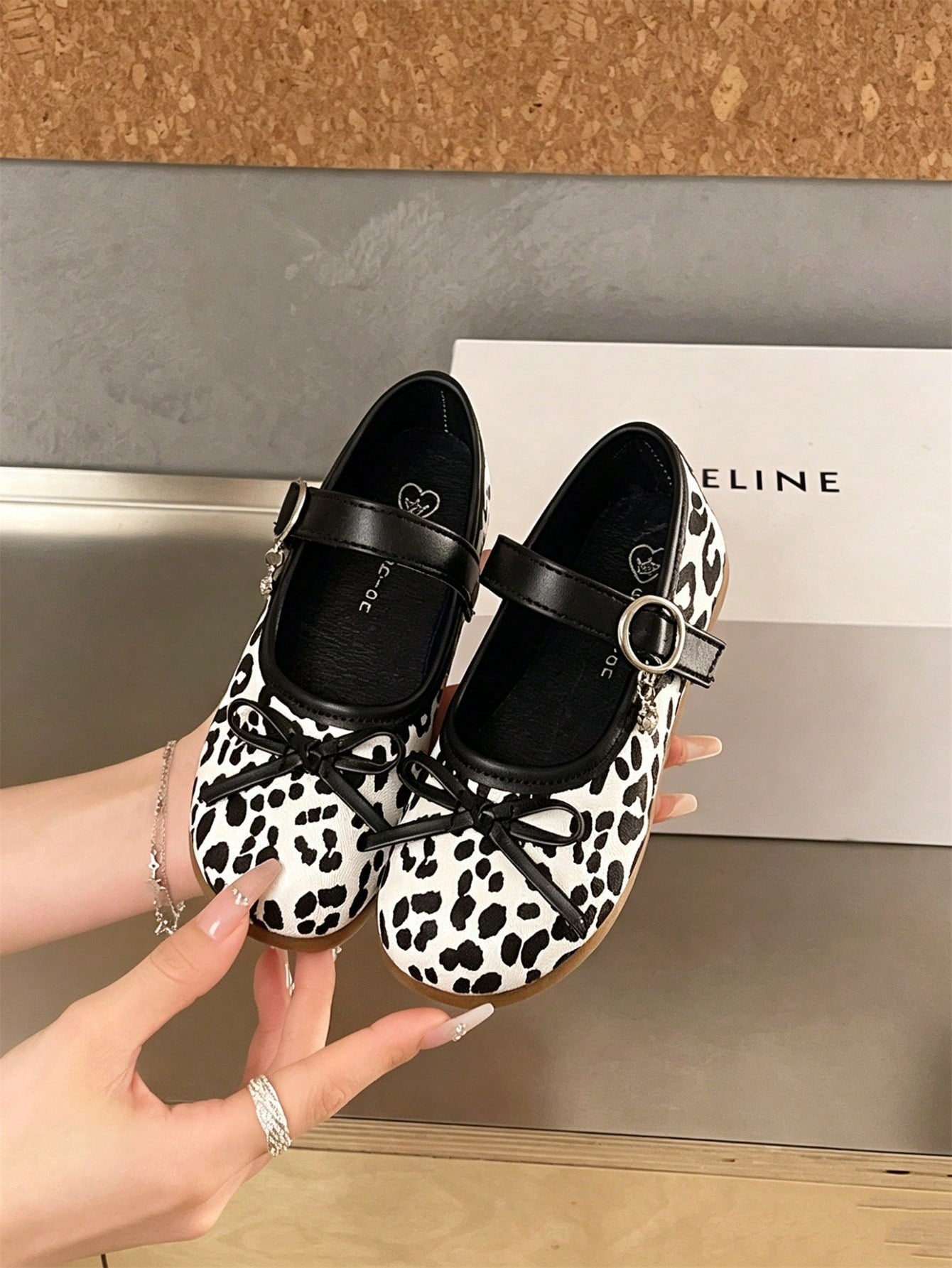 1 Pair White Cute Fashion Leopard Print Design + Massage Cushion Sole Design, Soft Bottom Anti-Slip Flat Baby Shoes Children Shoes, Suitable For Spring Summer Autumn Winter
