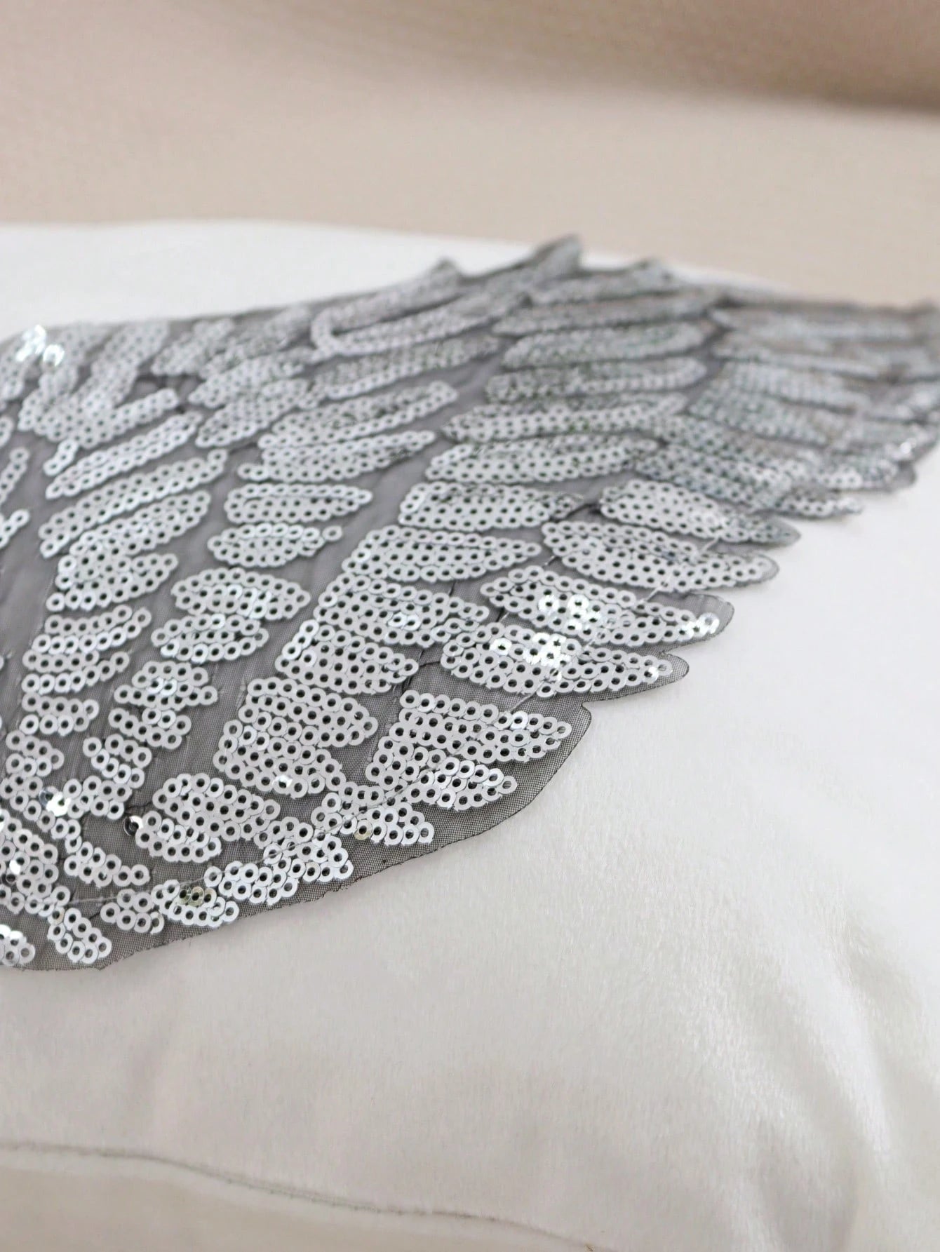 1pc/2pcs White Velvet Silver Wings Pattern Pillow Cover, Bohemian Sequin Embroidery Feather Decor Lumbar Cushion Cover For Bedroom, Living Room, Sofa, Car, Holiday Party, Garden, 30*50cm, 45*45cm, Pil