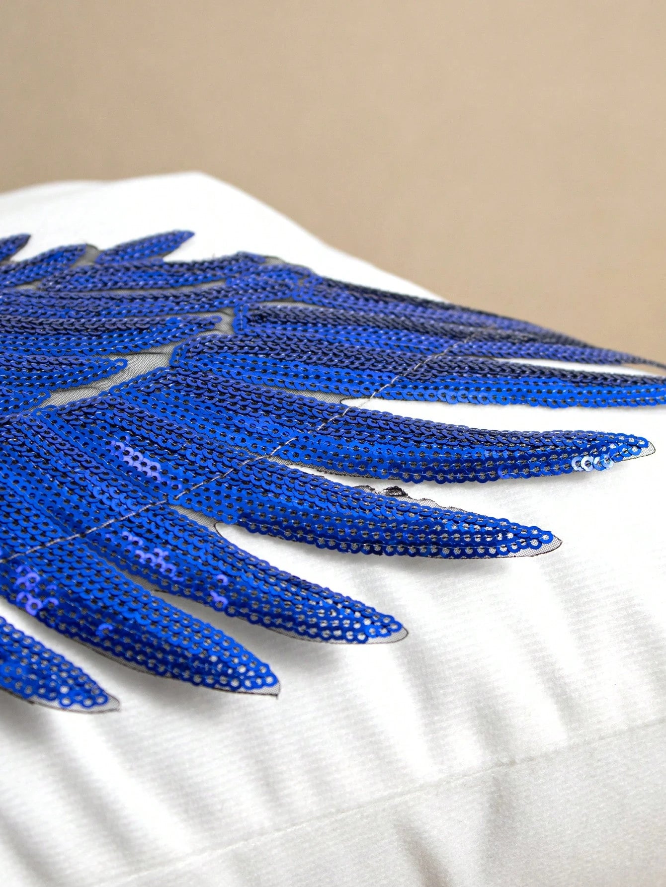 1pc/2pcs White Velvet Silver Wings Pattern Pillow Cover, Bohemian Sequin Embroidery Feather Decor Lumbar Cushion Cover For Bedroom, Living Room, Sofa, Car, Holiday Party, Garden, 30*50cm, 45*45cm, Pil