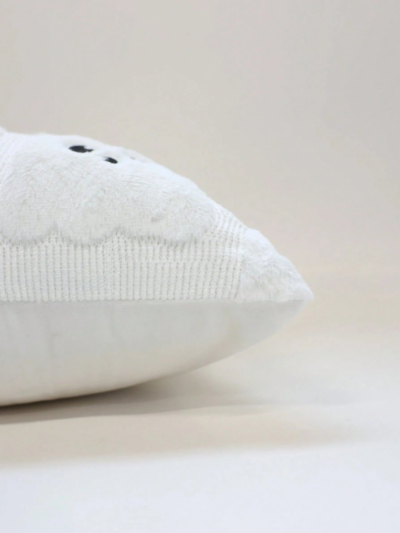 1pc Autumn/Winter Halloween Ghost Theme Cushion Cover, Cute Little Ghost Pattern Pillowcase, Soft Decor For Homestay Bedroom Party, Invisible Zipper, Machine Washable, Holiday Atmosphere Sofa Decorati
