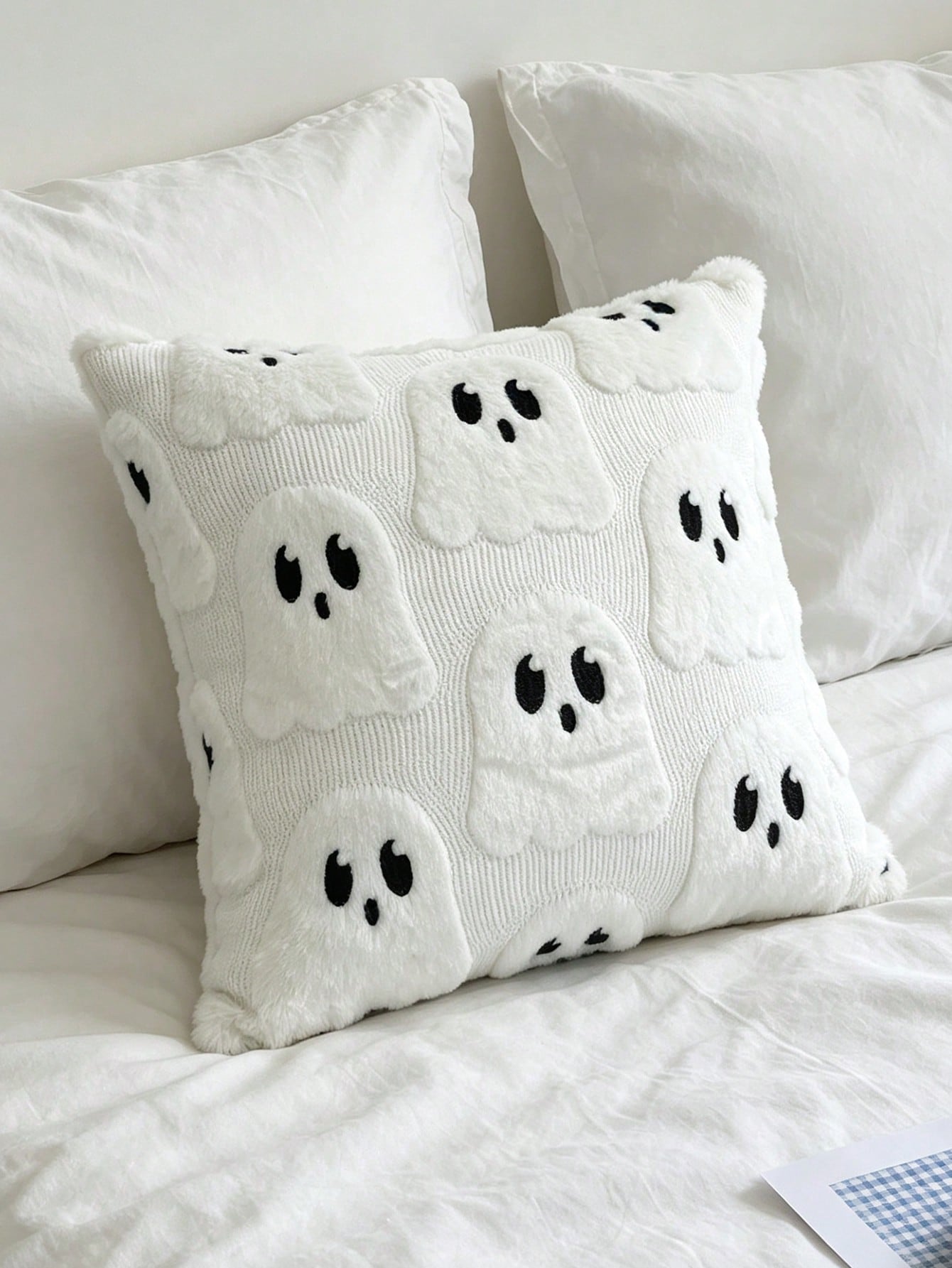 1pc Autumn/Winter Halloween Ghost Theme Cushion Cover, Cute Little Ghost Pattern Pillowcase, Soft Decor For Homestay Bedroom Party, Invisible Zipper, Machine Washable, Holiday Atmosphere Sofa Decorati