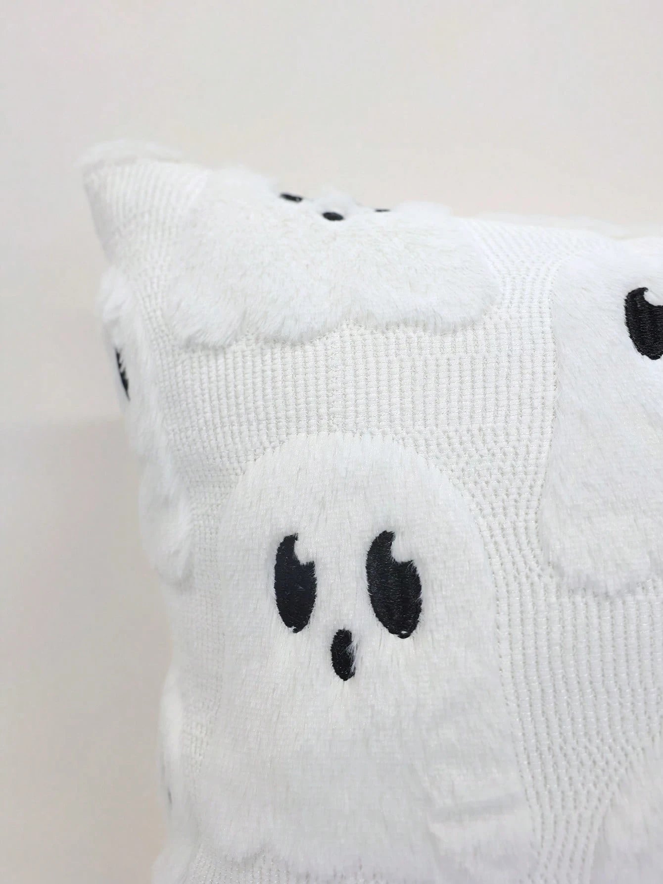 1pc Autumn/Winter Halloween Ghost Theme Cushion Cover, Cute Little Ghost Pattern Pillowcase, Soft Decor For Homestay Bedroom Party, Invisible Zipper, Machine Washable, Holiday Atmosphere Sofa Decorati