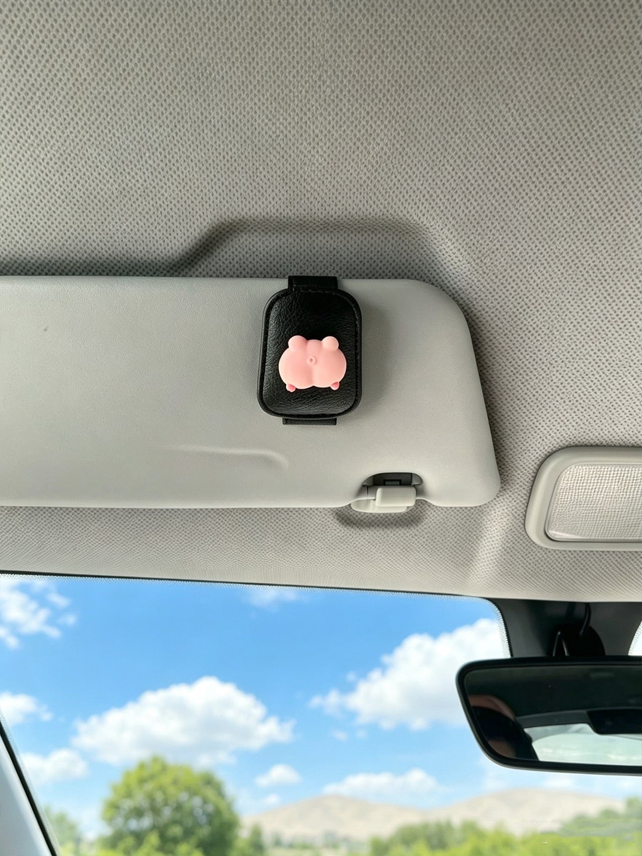 1PC Cute Pig Car Fashion Glasses Holder, PU Leather Sun‑Visor Glasses Clip, Cartoon Animal Car Interior Accessories, Universal Car Visor Eyeglass Holder, Lovely Car Decor Gift For Women Drivers