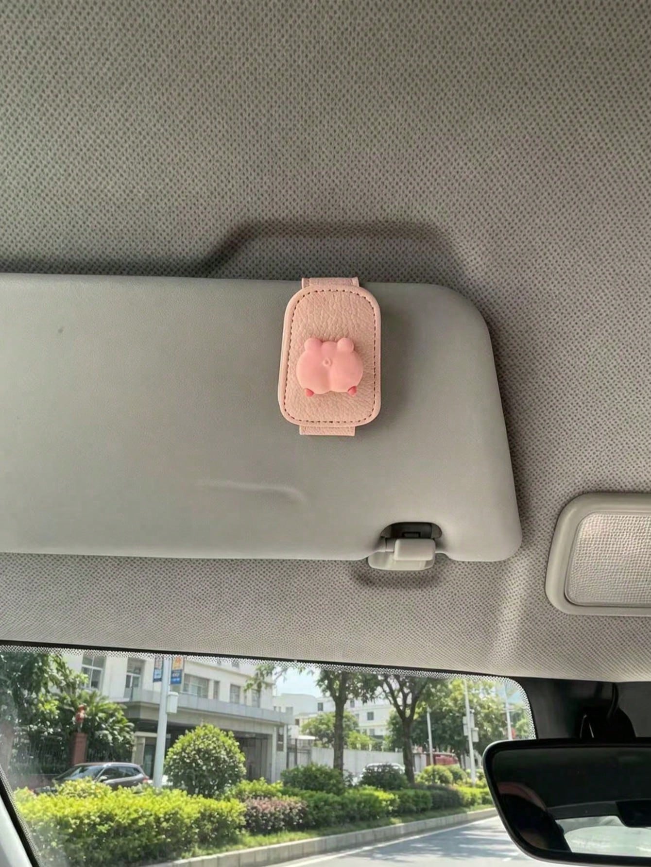 1PC Cute Pig Car Fashion Glasses Holder, PU Leather Sun‑Visor Glasses Clip, Cartoon Animal Car Interior Accessories, Universal Car Visor Eyeglass Holder, Lovely Car Decor Gift For Women Drivers