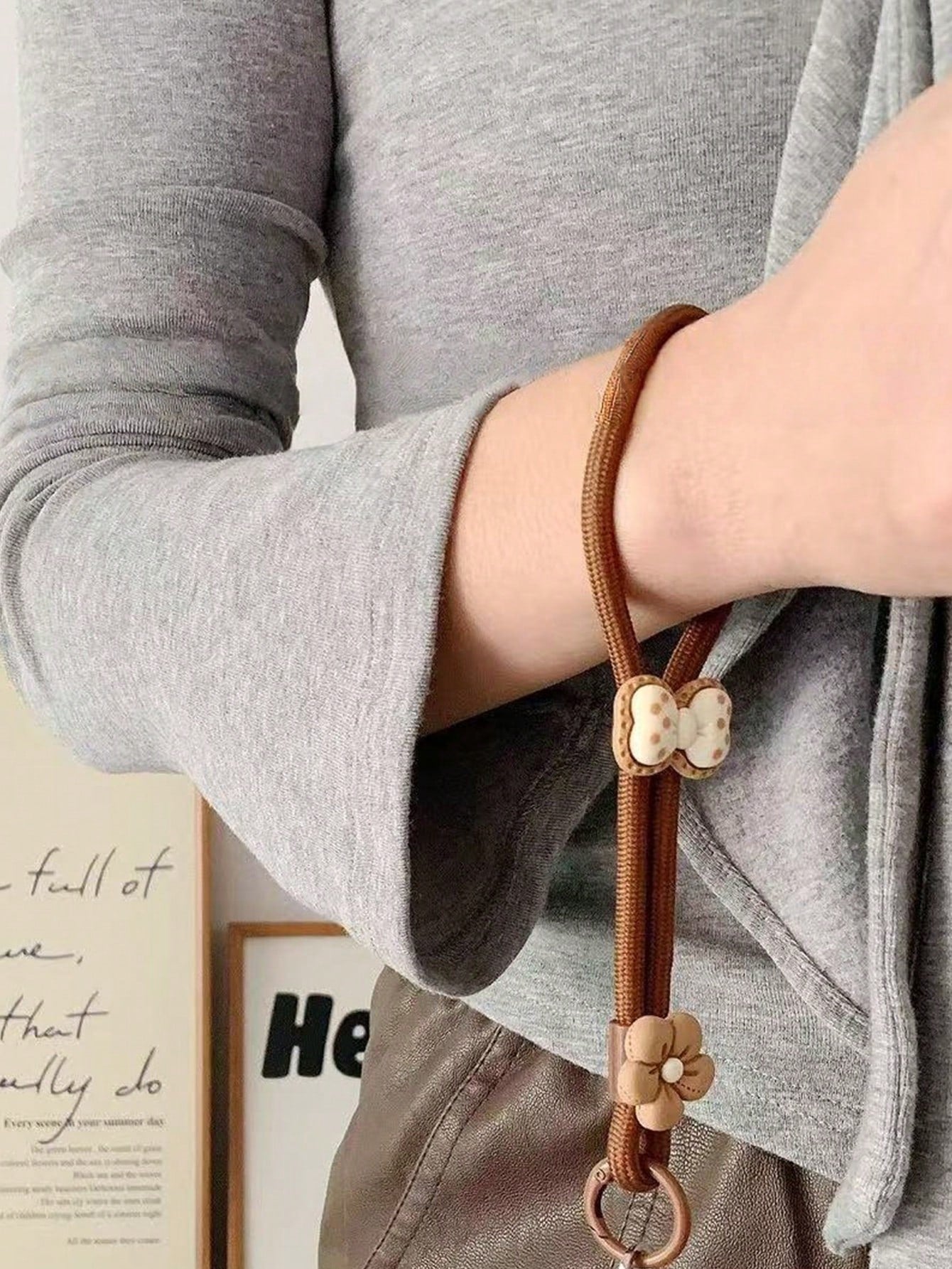 1pc Elegant Brown & Beige Floral Bow Decor Adjustable Wrist Strap, Phone Lanyard Compatible With Android And Most Smartphone,Gifts For Mother, Family, Friends, Birthday, Holiday Phone Chain