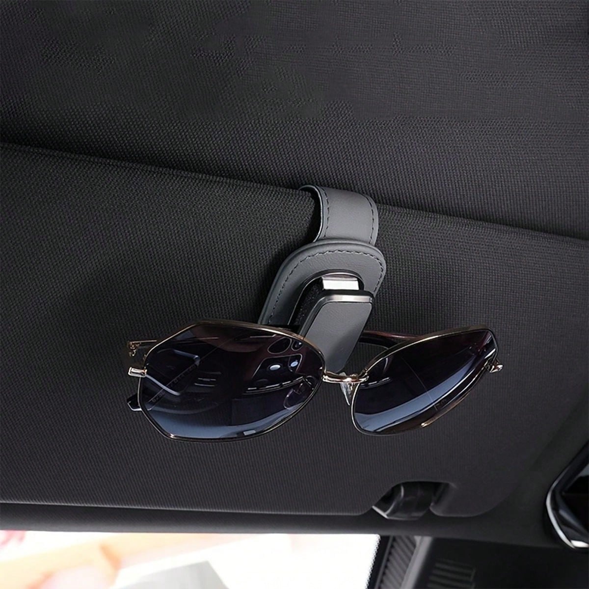 1pc High-Quality PU Leather Car Sun Visor Glasses Holder, Premium Texture Fashionable Eyewear Storage Clip, Side Clip, Scratch-Resistant, Easy Installation, Can Hold Glasses, Fashion Glasses And Docum
