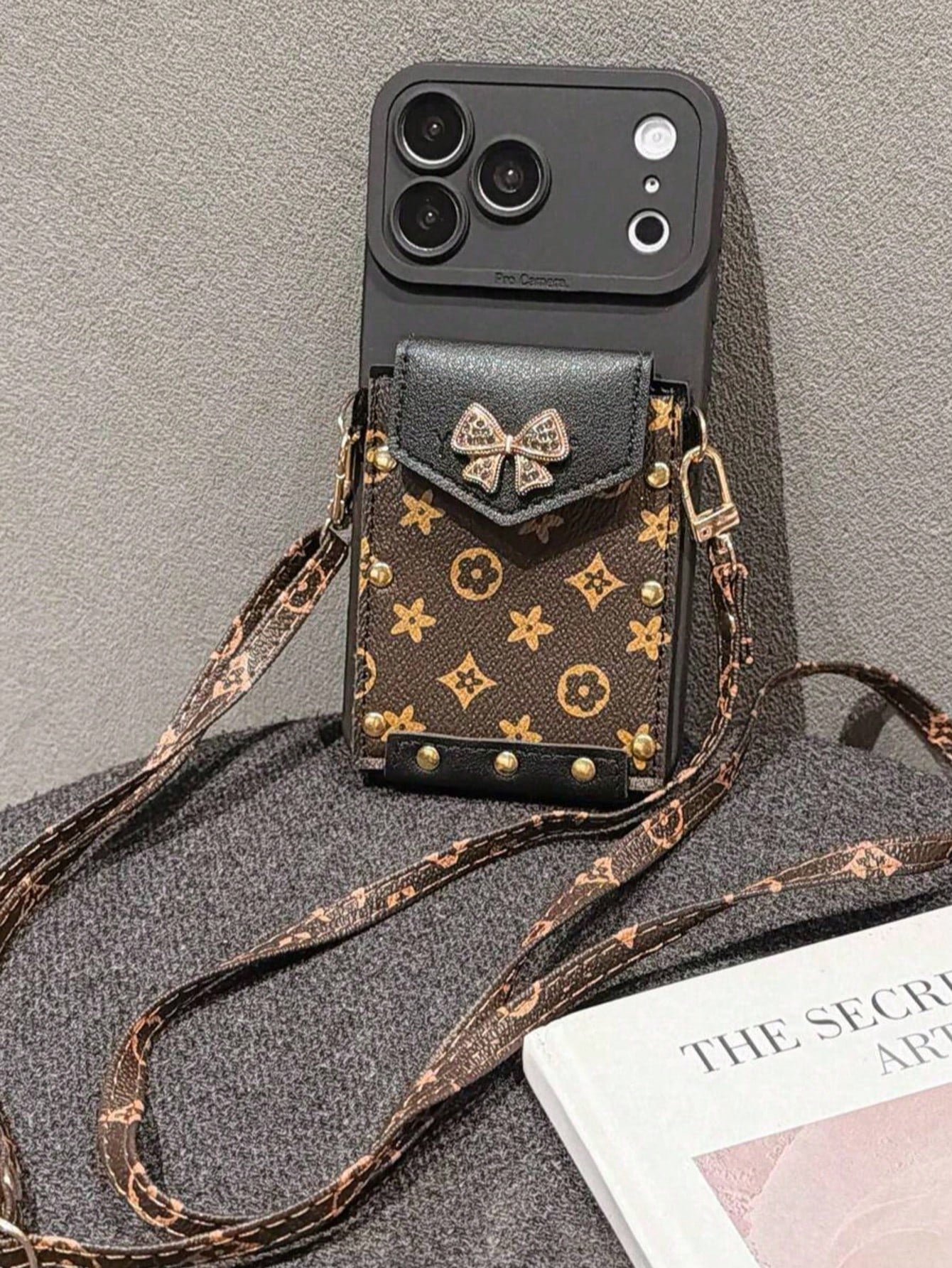 1pc New Bowknot English Card Holder Crossbody Lanyard, Compatible With IPhone17 17promax 17 Pro Phone Case, 16 Pro Max, New 15 Pro/14/13/12 Cartoon Phone Case, Compatible With IPhone14 Pro Max/15/12/1