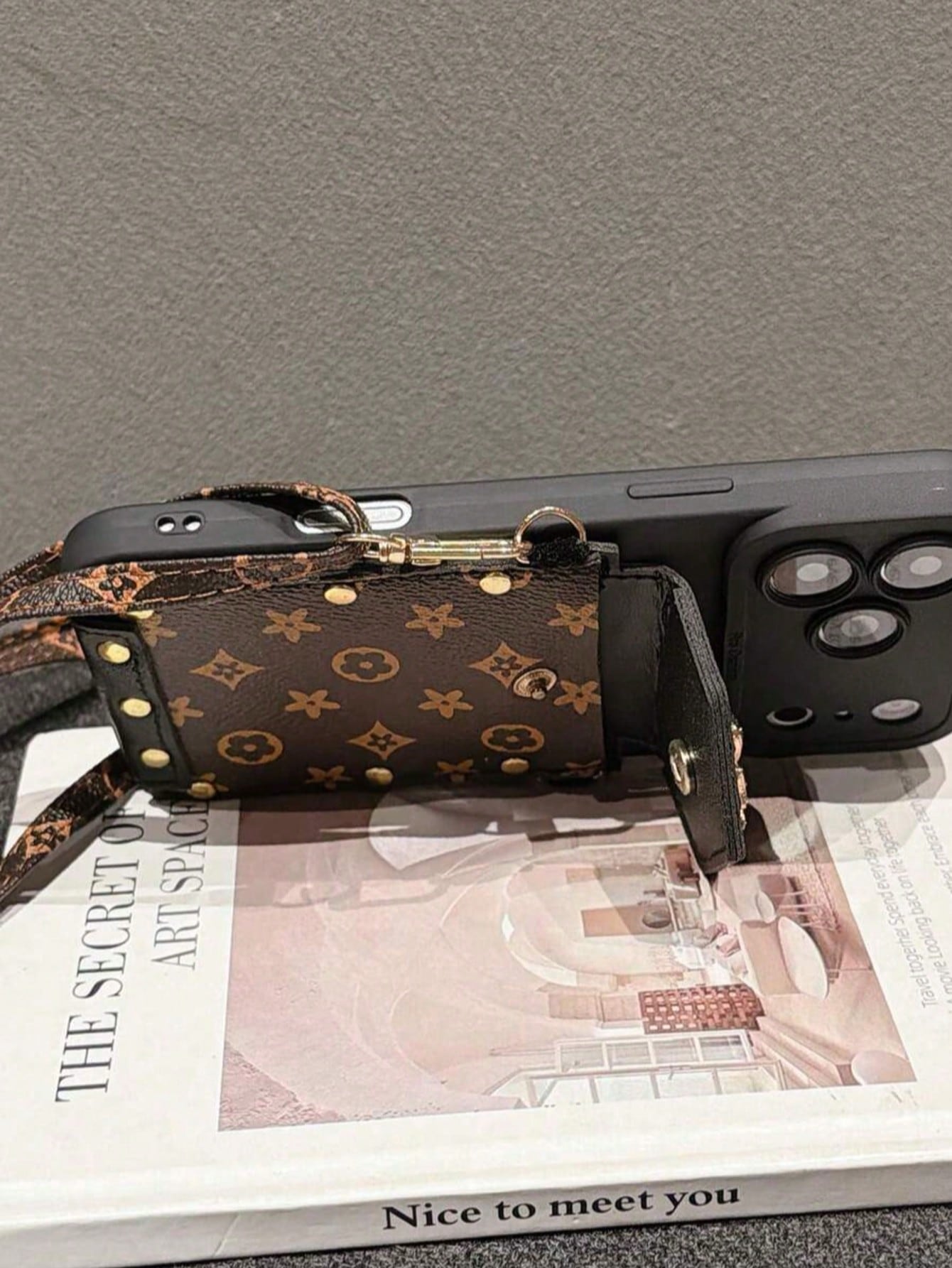 1pc New Bowknot English Card Holder Crossbody Lanyard, Compatible With IPhone17 17promax 17 Pro Phone Case, 16 Pro Max, New 15 Pro/14/13/12 Cartoon Phone Case, Compatible With IPhone14 Pro Max/15/12/1