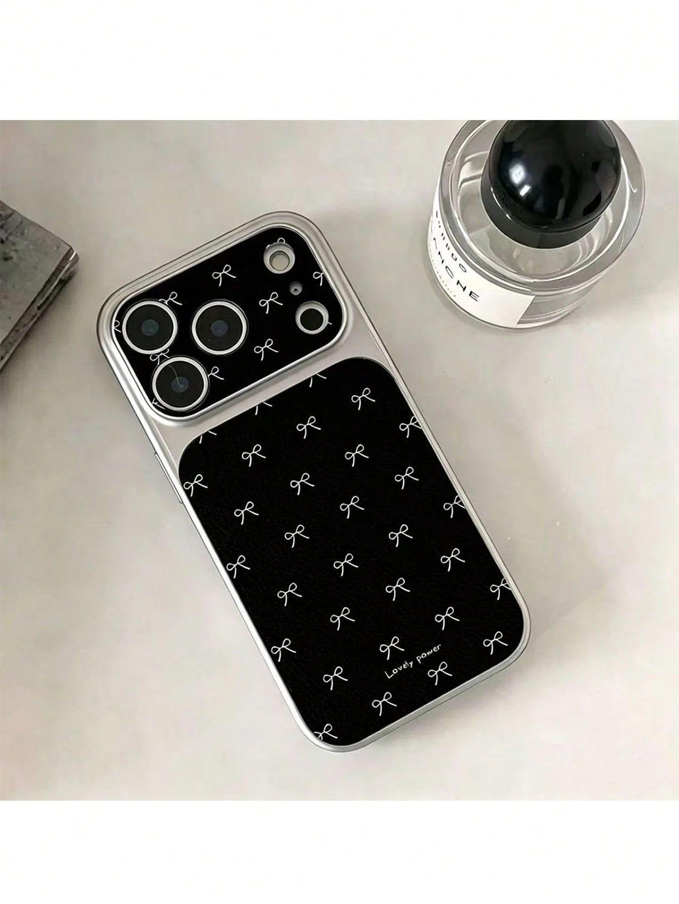1pc New Korean Ins Style Silver Shell Black Bowknot Letter Phone Case, Minimalist Premium, Compatible With Apple 17pm, Apple 16, Apple 15p, Apple 14plus, Apple 13, Apple 12pm, Apple 11, Fashionable Ni