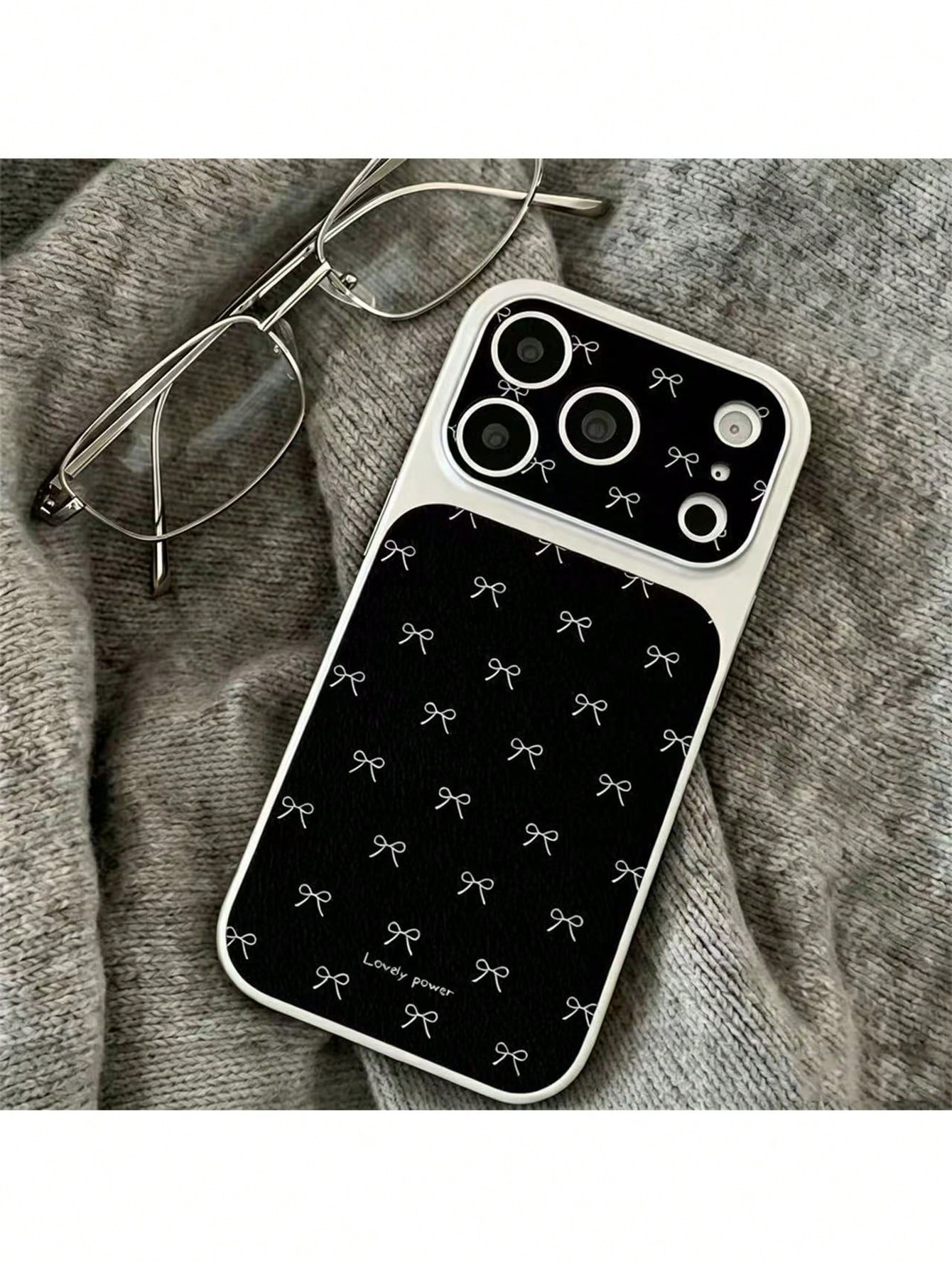 1pc New Korean Ins Style Silver Shell Black Bowknot Letter Phone Case, Minimalist Premium, Compatible With Apple 17pm, Apple 16, Apple 15p, Apple 14plus, Apple 13, Apple 12pm, Apple 11, Fashionable Ni
