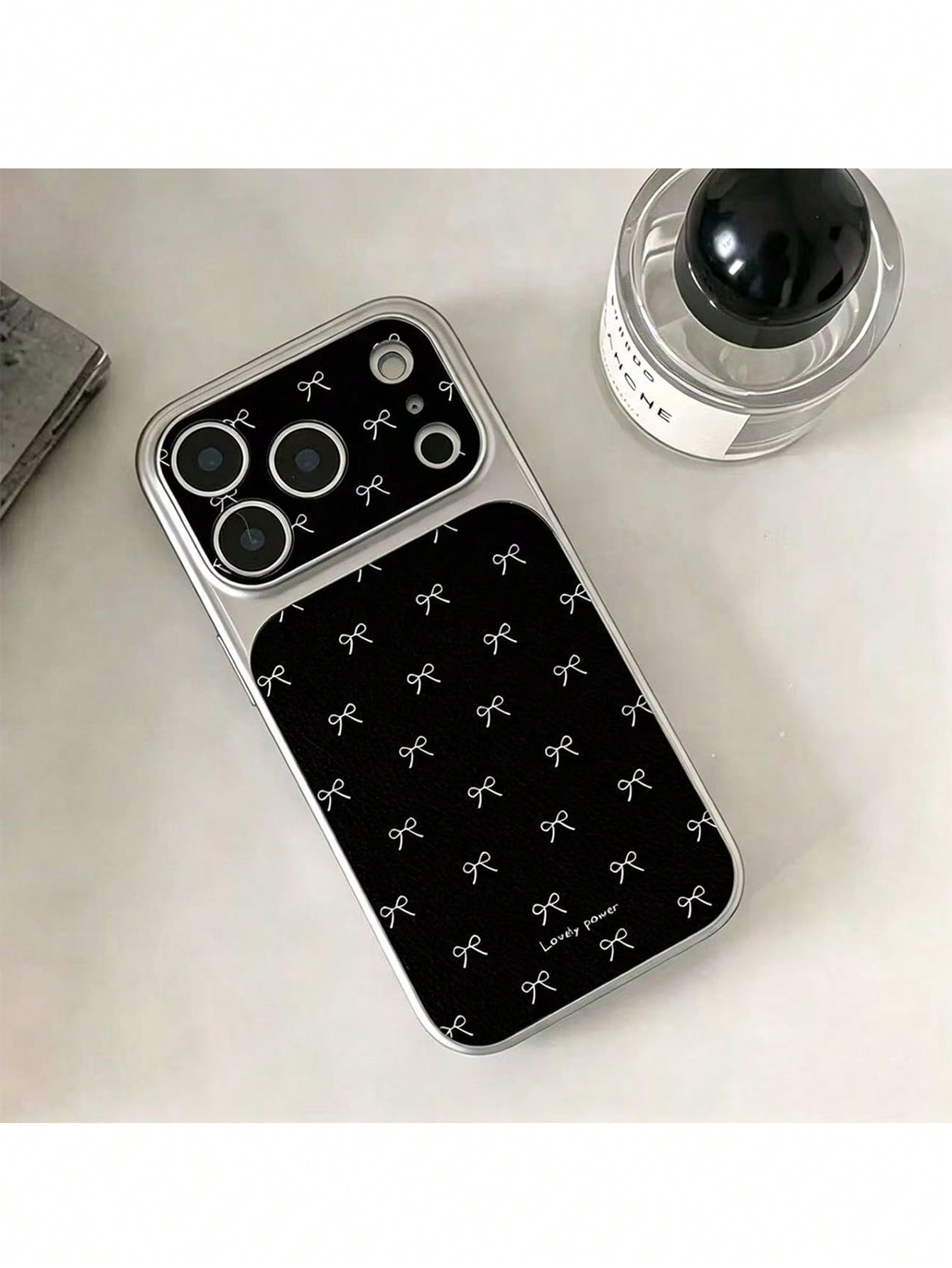 1pc New Korean Ins Style Silver Shell Black Bowknot Letter Phone Case, Minimalist Premium, Compatible With Apple 17pm, Apple 16, Apple 15p, Apple 14plus, Apple 13, Apple 12pm, Apple 11, Fashionable Ni