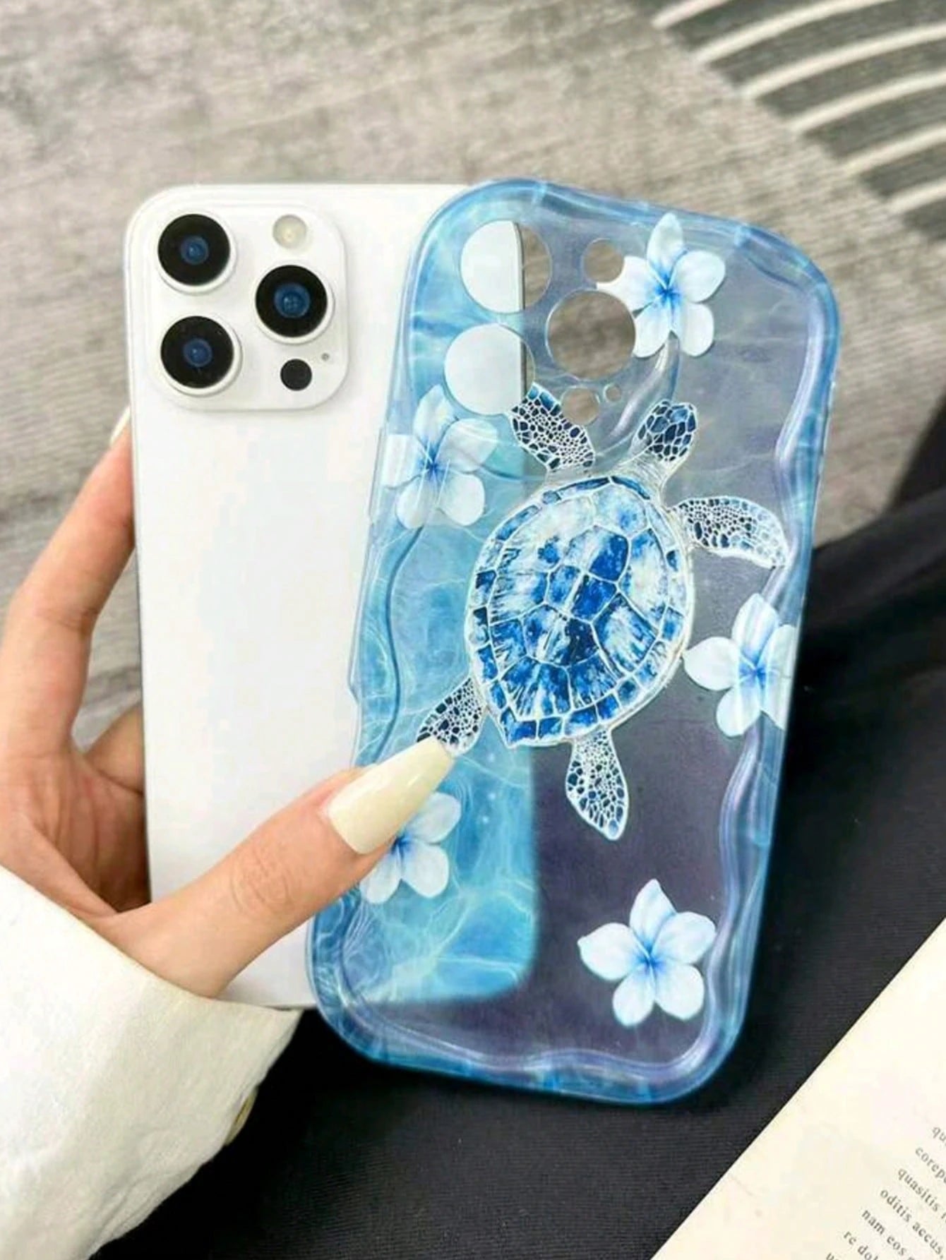 1pc Water Ripple Turtle Flower + Bracelet Phone Case Compatible With Apple 16 Pro/15 Pro/14/13/12/11 Fashion