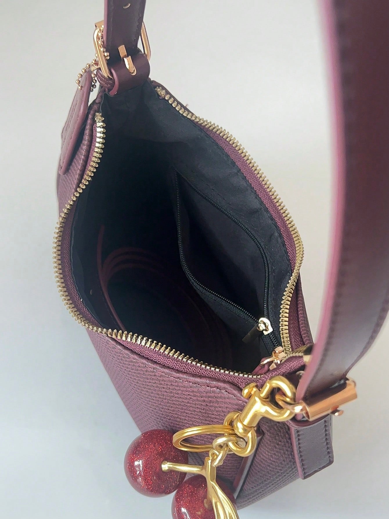 2025 New Fashion Classic Wild Alphabet Pattern Decoration Design Pure Color PU Waterproof Fabric Shoulder Bag Moon Bag, Suitable For Shopping, Can Be Obl