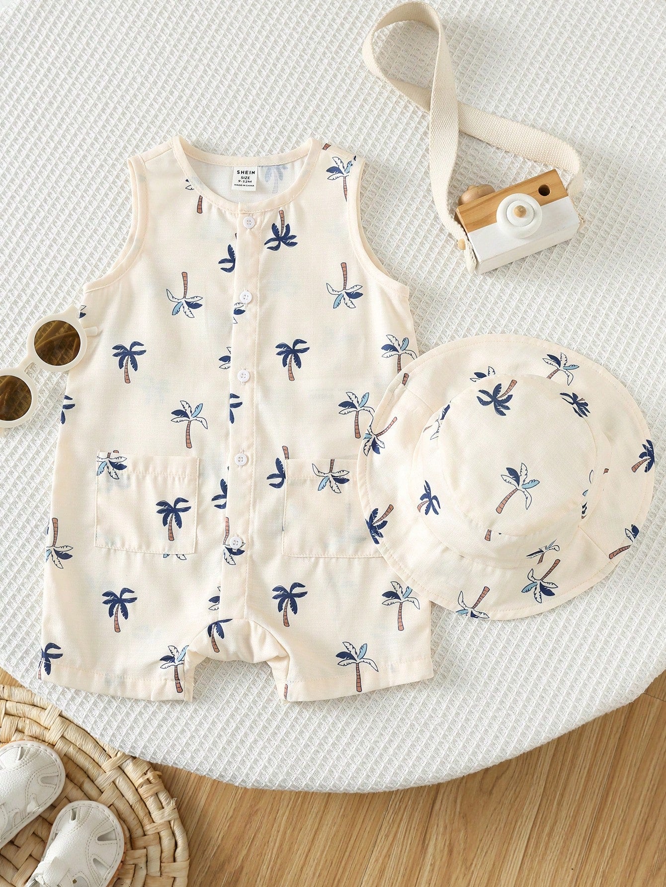 2pcs Baby Boy Cute White Coconut Palm Tree Print Short Sleeved Jumpsuit With Bucket Hat,Summer Beach Vacation Holiday Casual Bib Overalls Shorts Set