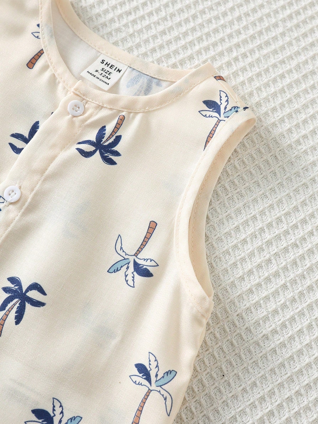 2pcs Baby Boy Cute White Coconut Palm Tree Print Short Sleeved Jumpsuit With Bucket Hat,Summer Beach Vacation Holiday Casual Bib Overalls Shorts Set