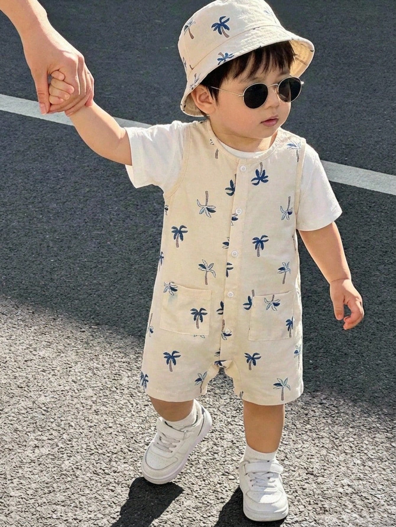 2pcs Baby Boy Cute White Coconut Palm Tree Print Short Sleeved Jumpsuit With Bucket Hat,Summer Beach Vacation Holiday Casual Bib Overalls Shorts Set
