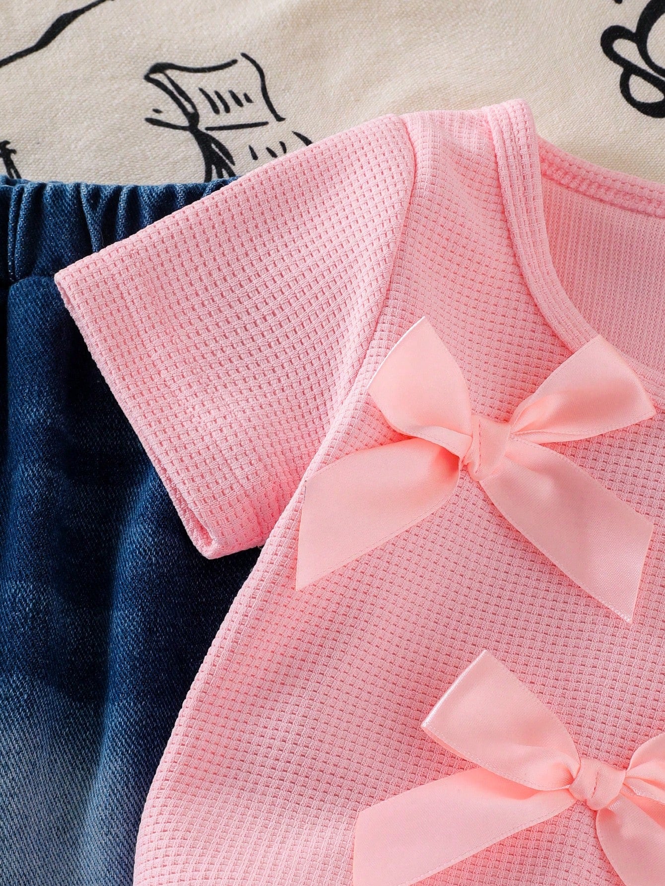 2pcs Baby Girl Sweet Casual Set: 3D Bow Decor Round Neck Short Sleeve T-Shirt Top And 3D Pink Bow Decor Slim Flare Leg Frayed Hem Denim Pants Outfit