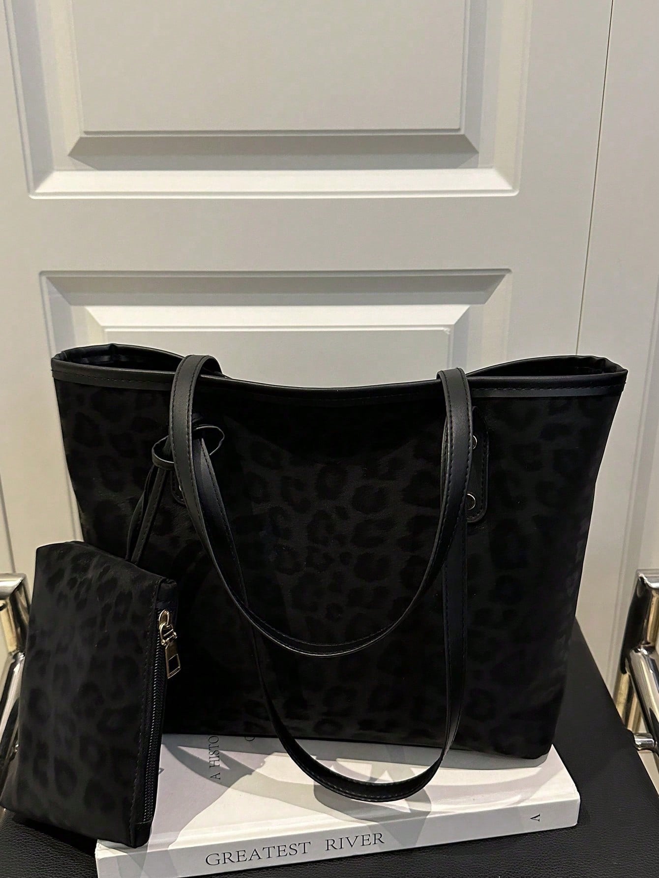 2pcs Large Capacity Leopard Velvet Handbag, With Dual Handles, Ideal For Commuting To Work Or School. This Spacious, Lightweight Tote Bag Combines Classic Casual And Business Casual Styles. It Is Very