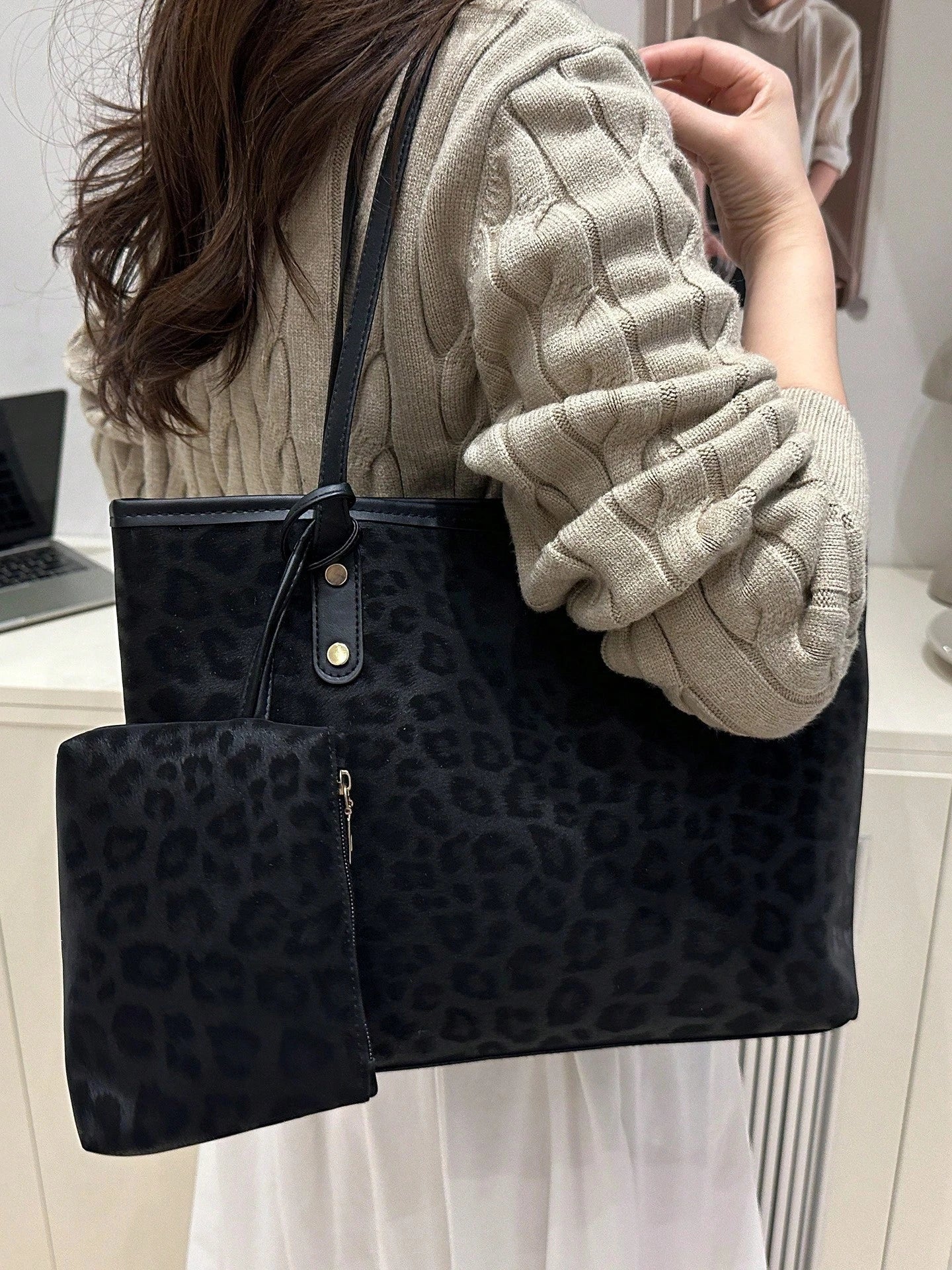2pcs Large Capacity Leopard Velvet Handbag, With Dual Handles, Ideal For Commuting To Work Or School. This Spacious, Lightweight Tote Bag Combines Classic Casual And Business Casual Styles. It Is Very