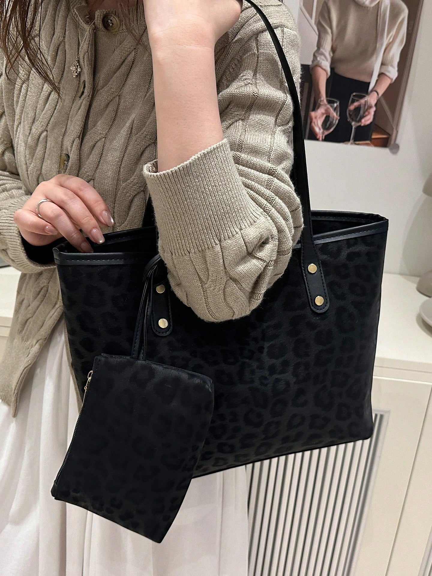 2pcs Large Capacity Leopard Velvet Handbag, With Dual Handles, Ideal For Commuting To Work Or School. This Spacious, Lightweight Tote Bag Combines Classic Casual And Business Casual Styles. It Is Very