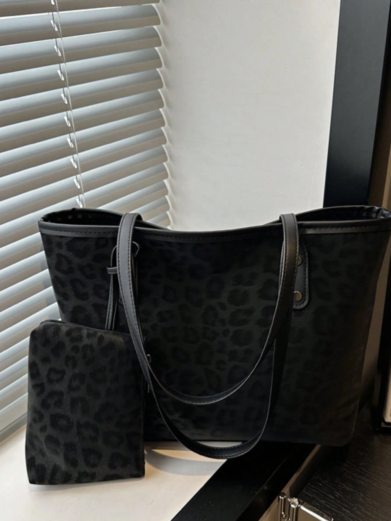 2pcs Large Capacity Leopard Velvet Handbag, With Dual Handles, Ideal For Commuting To Work Or School. This Spacious, Lightweight Tote Bag Combines Classic Casual And Business Casual Styles. It Is Very
