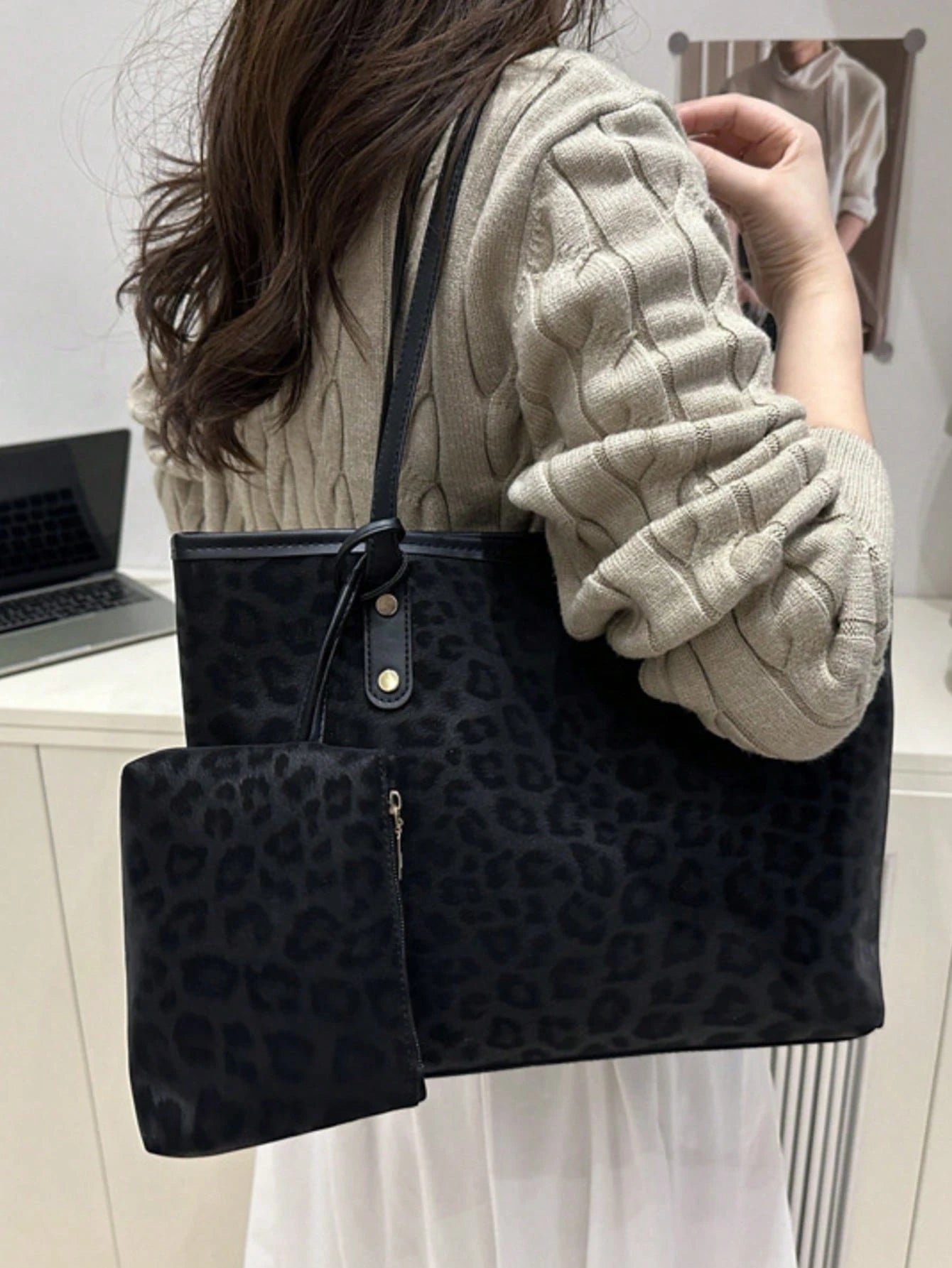 2pcs Large Capacity Leopard Velvet Handbag, With Dual Handles, Ideal For Commuting To Work Or School. This Spacious, Lightweight Tote Bag Combines Classic Casual And Business Casual Styles. It Is Very