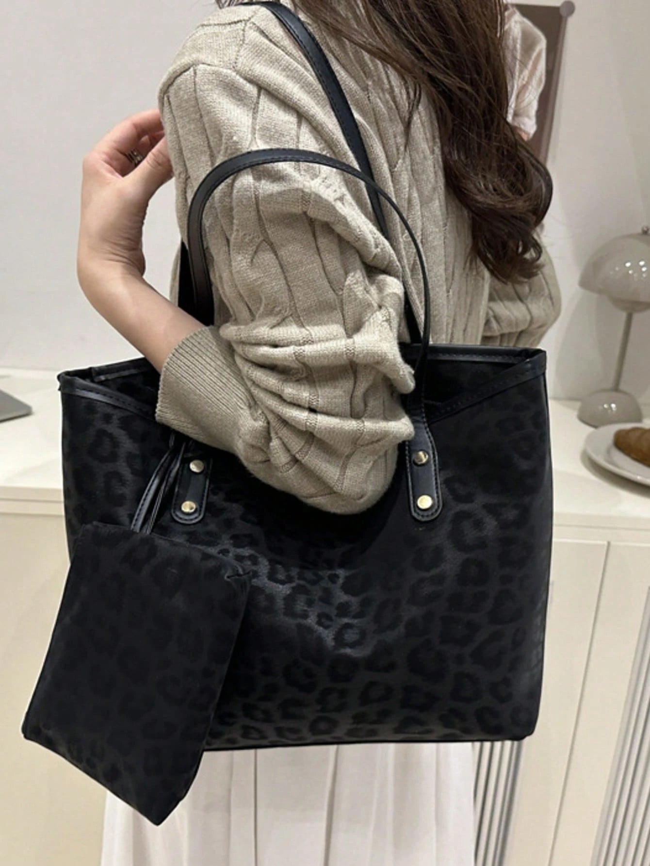 2pcs Large Capacity Leopard Velvet Handbag, With Dual Handles, Ideal For Commuting To Work Or School. This Spacious, Lightweight Tote Bag Combines Classic Casual And Business Casual Styles. It Is Very