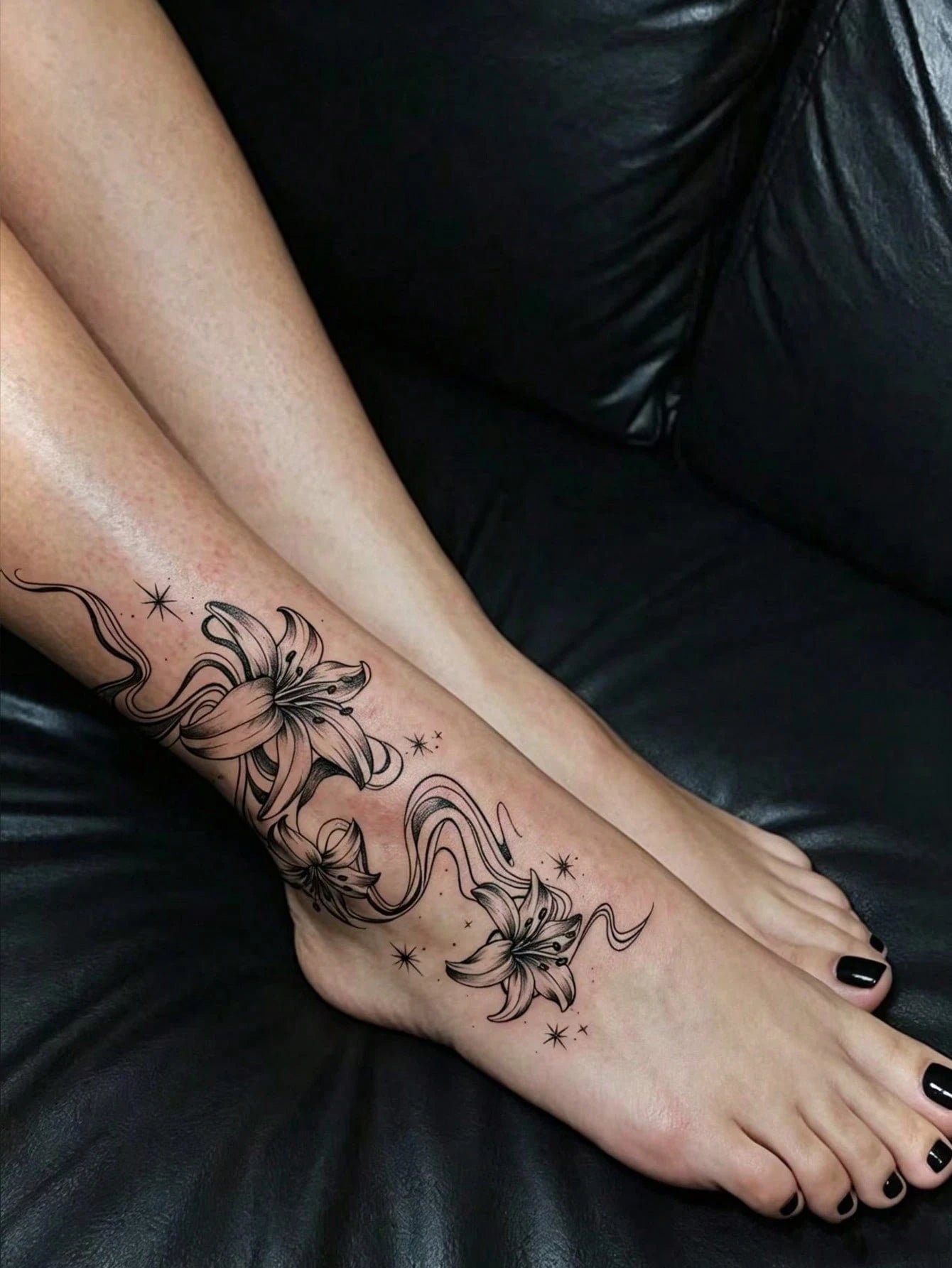 3pcs Fashionable Washable Line Lily Flower Temporary Tattoo Stickers, Waterproof Long-Lasting For Women, Fresh Side Waist Bud Gradient Stamen Pattern Realistic Tattoo Stickers Suitable For People