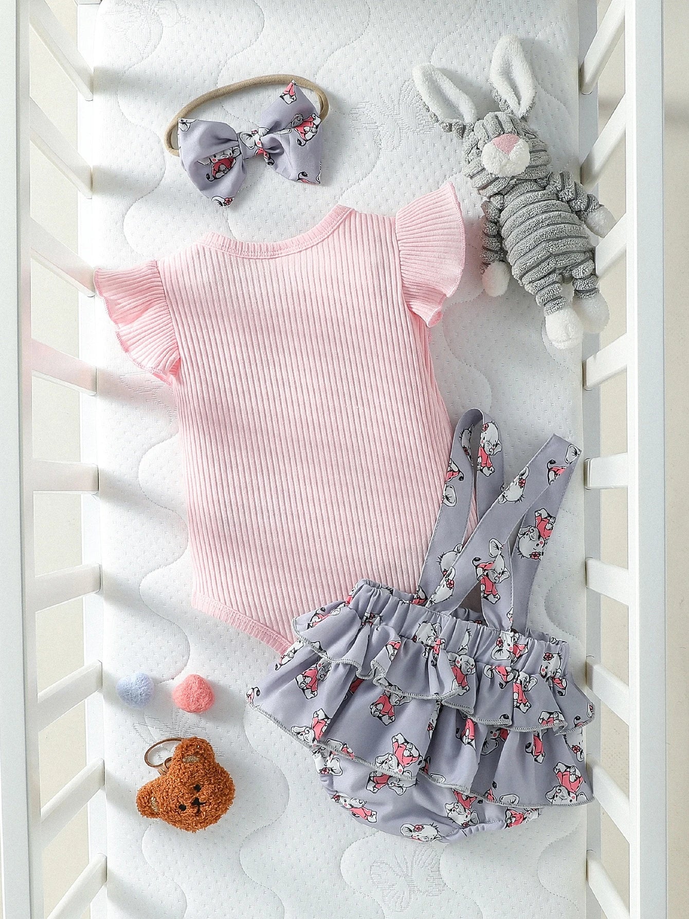 Baby Girl Cartoon Graphic Ruffle Trim Bodysuit & Bow Front Suspender Shorts & Headband
