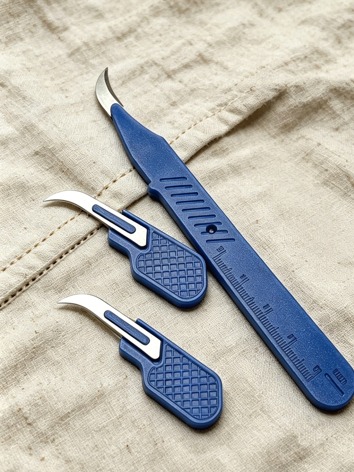 Blue Curved Seam Ripper With Sharp Blade And Non-Slip Handle, With Protective Cover, 2 Portable Sizes Available, Suitable For Home Sewing, Handmade DIY, Quilting, Embroidery Correction And Clothing Al