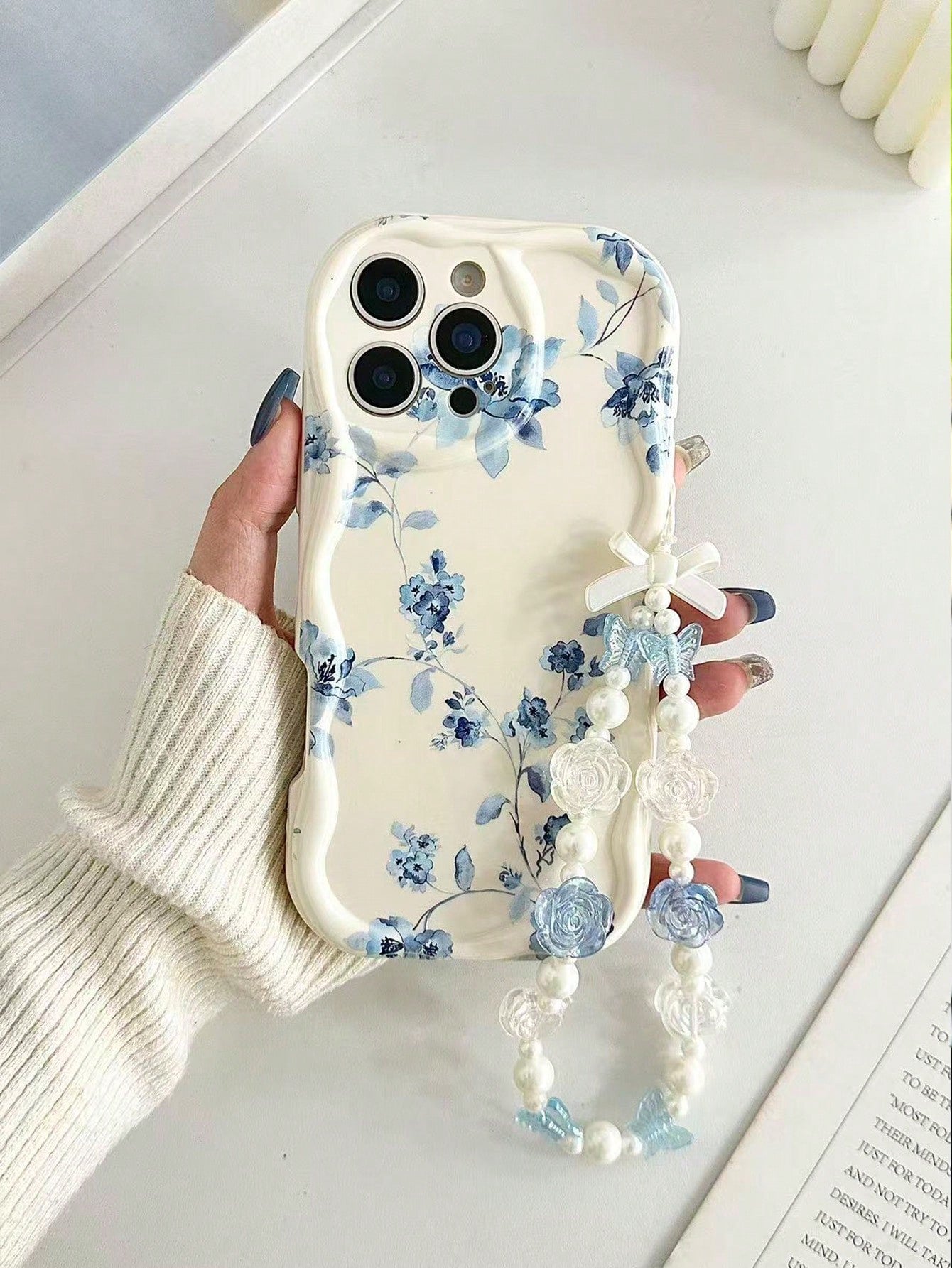 Blue Floral Novelty Cream Textured Wavy Edge Glossy Painted Anti-Drop Phone Case With Beaded Bracelet Accessory, Compatible With IPhone 17pro/17Air/17/17promax16/11/16pro/16plus/16promax/16e/15Promax