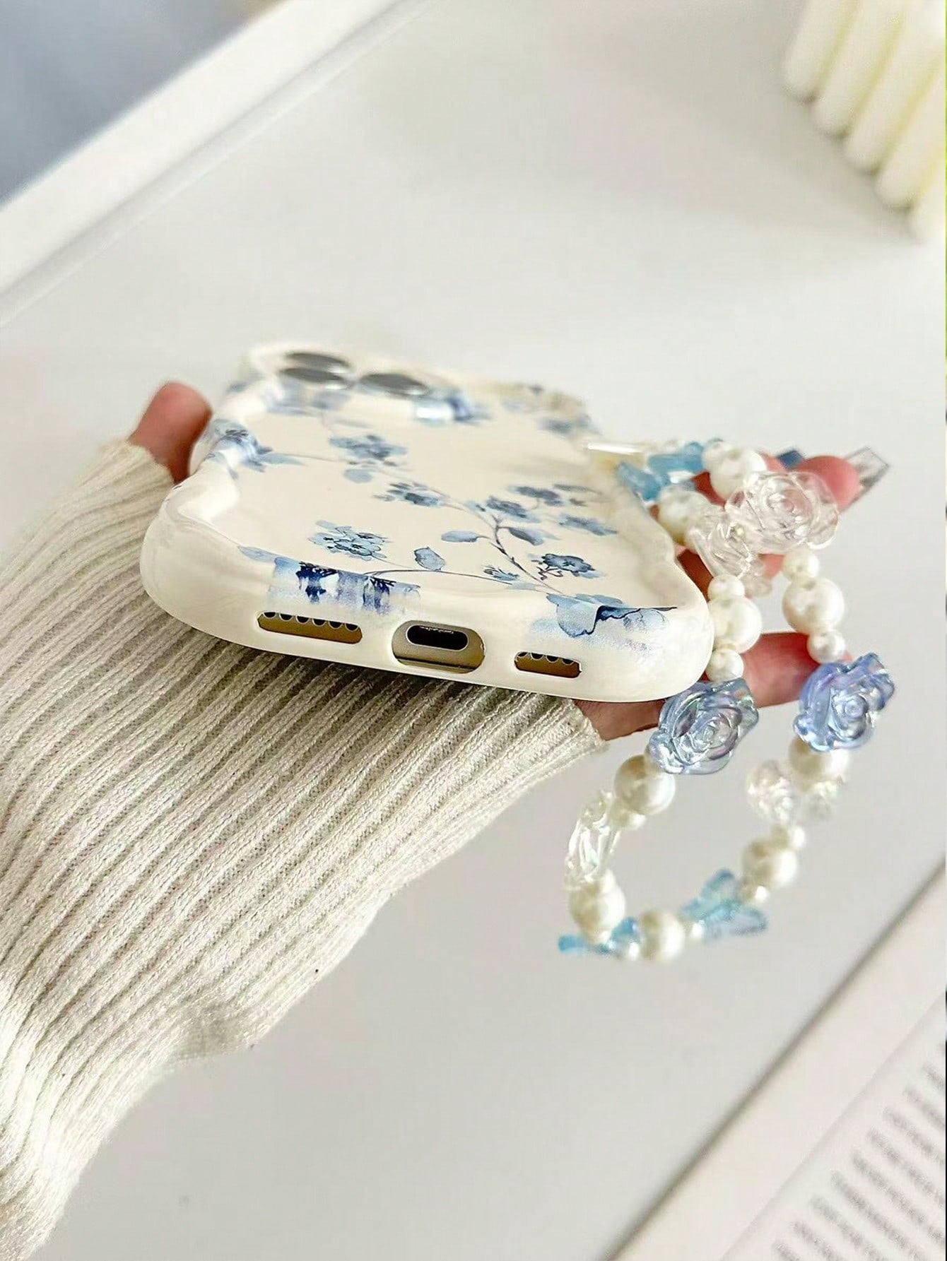 Blue Floral Novelty Cream Textured Wavy Edge Glossy Painted Anti-Drop Phone Case With Beaded Bracelet Accessory, Compatible With IPhone 17pro/17Air/17/17promax16/11/16pro/16plus/16promax/16e/15Promax