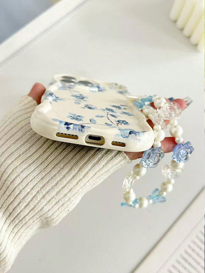 Blue Floral Novelty Cream Textured Wavy Edge Glossy Painted Anti-Drop Phone Case With Beaded Bracelet Accessory, Compatible With IPhone 17pro/17Air/17/17promax16/11/16pro/16plus/16promax/16e/15Promax