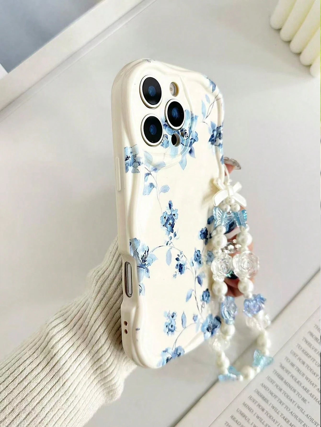 Blue Floral Novelty Cream Textured Wavy Edge Glossy Painted Anti-Drop Phone Case With Beaded Bracelet Accessory, Compatible With IPhone 17pro/17Air/17/17promax16/11/16pro/16plus/16promax/16e/15Promax