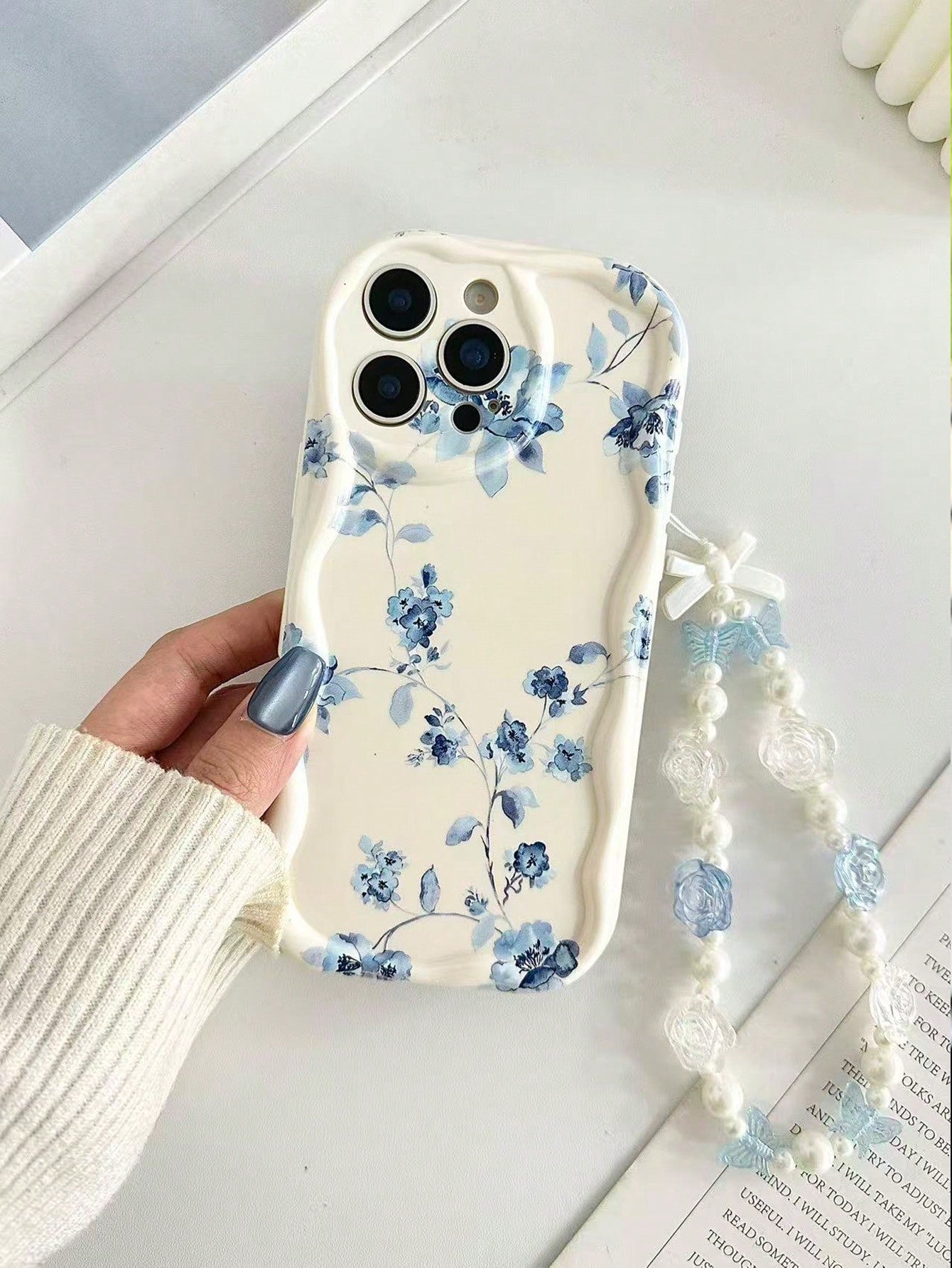 Blue Floral Novelty Cream Textured Wavy Edge Glossy Painted Anti-Drop Phone Case With Beaded Bracelet Accessory, Compatible With IPhone 17pro/17Air/17/17promax16/11/16pro/16plus/16promax/16e/15Promax