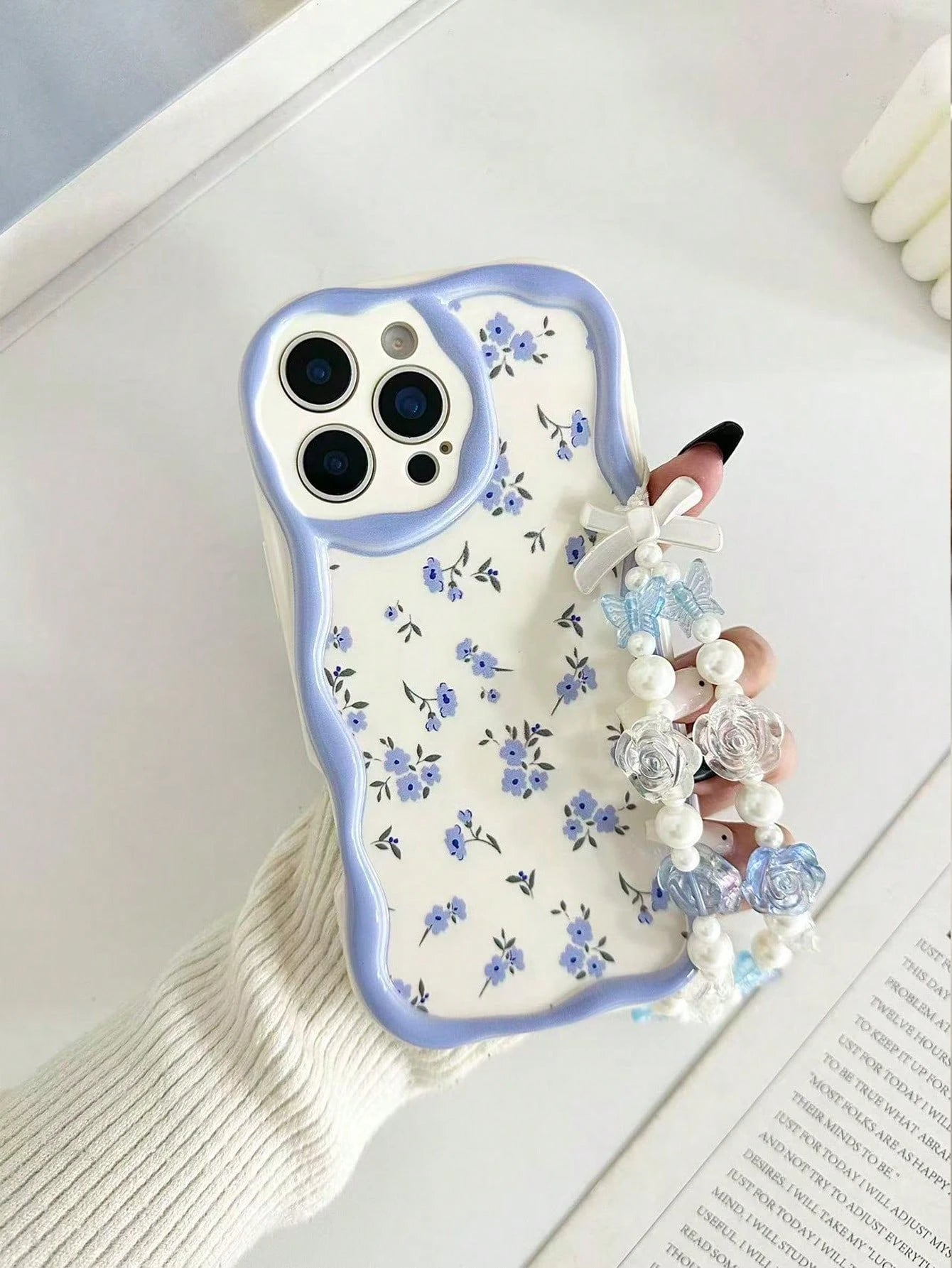 Blue Floral Novelty Cream Textured Wavy Edge Glossy Painted Anti-Drop Phone Case With Beaded Bracelet Accessory, Compatible With IPhone 17pro/17Air/17/17promax16/11/16pro/16plus/16promax/16e/15Promax