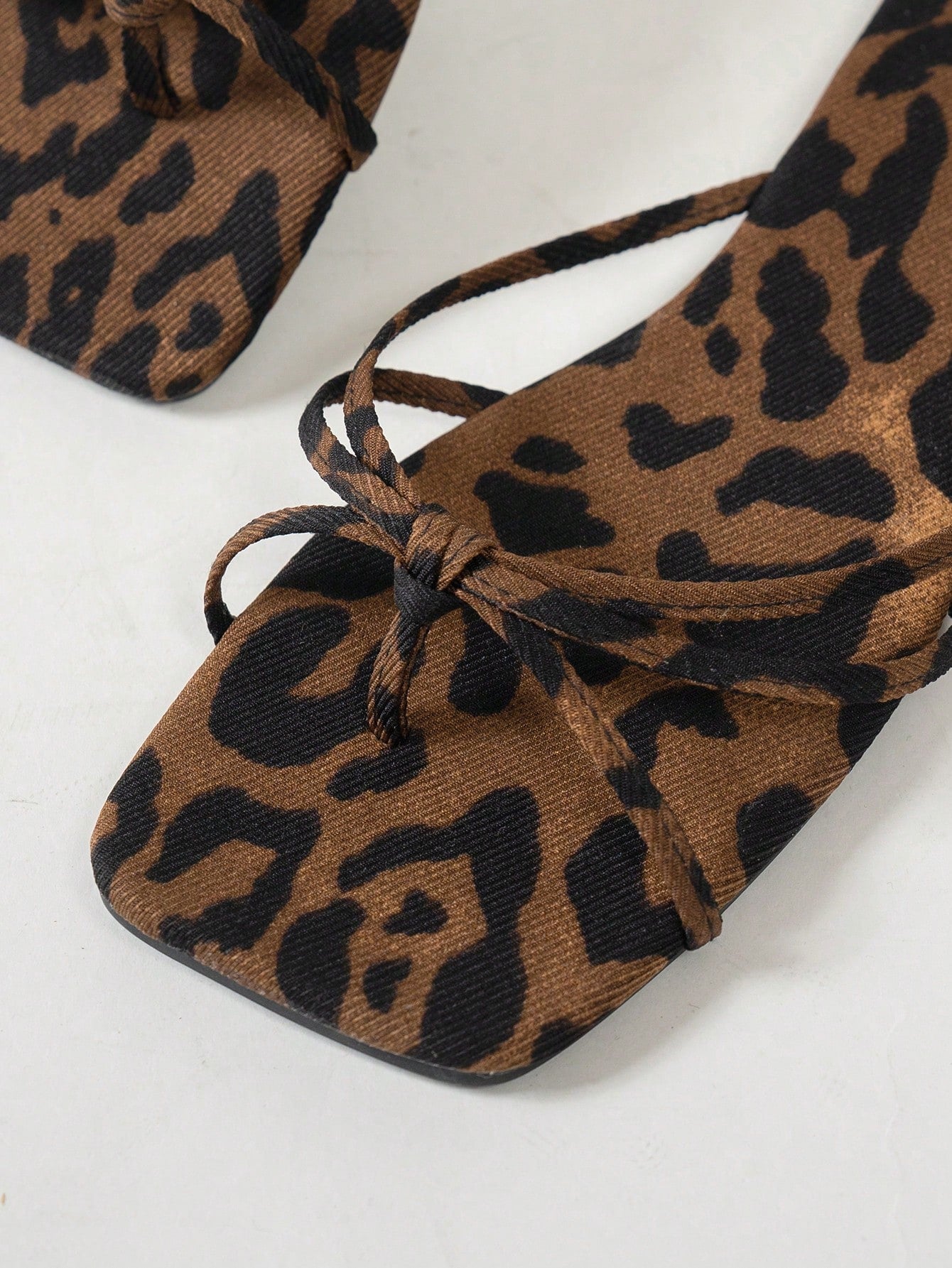 Breezelady Women's Cute Leopard Print Knotted Thong Sandals, Flat Sole, Brown Summer Flip Flops For Beach Days & Weekend Trips
