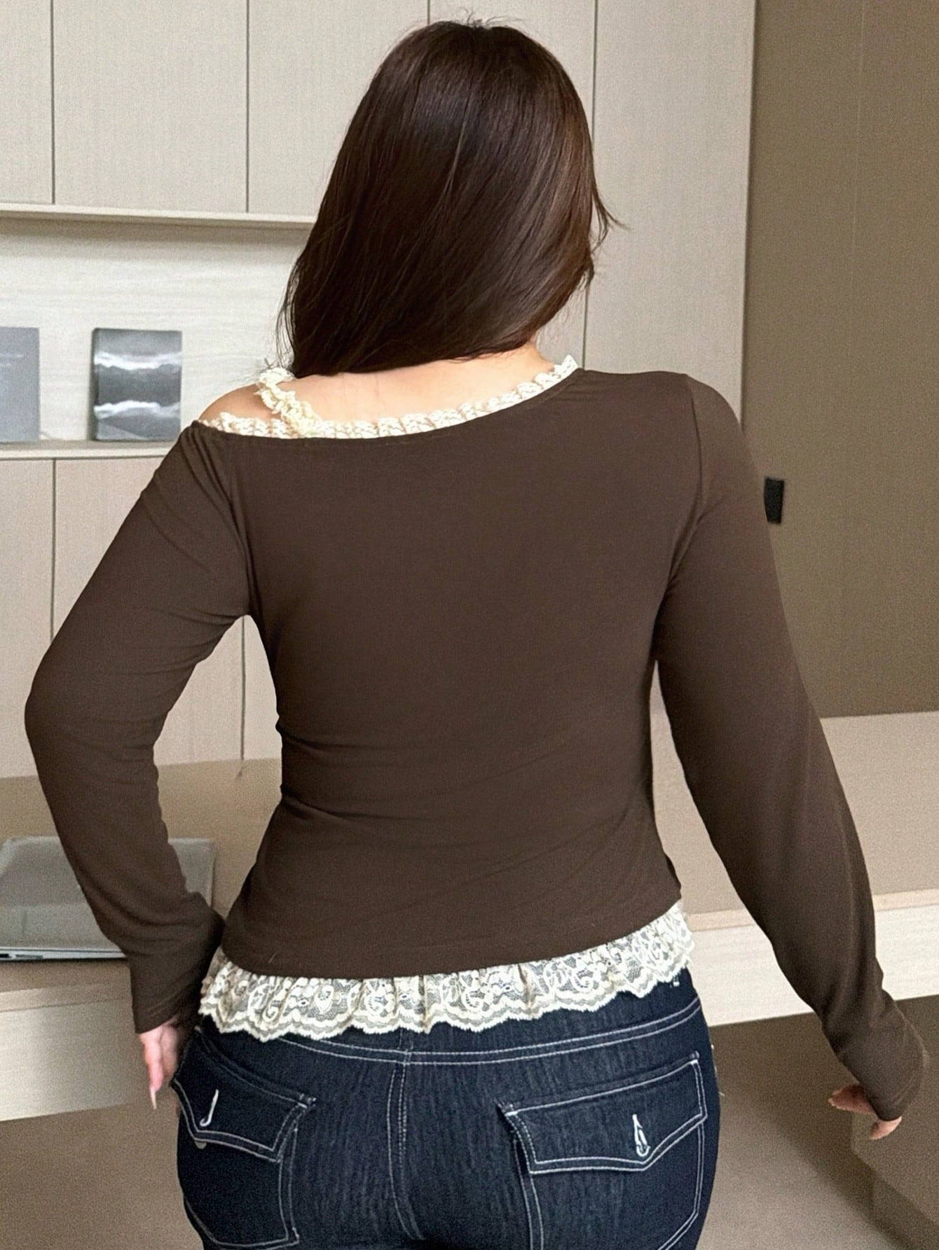 Dazy Plus Contrast Lace Fitted Minimalist Sexy Elegant One Shoulder Brown Long Sleeve Autumn New Plus Size Women's T-Shirt